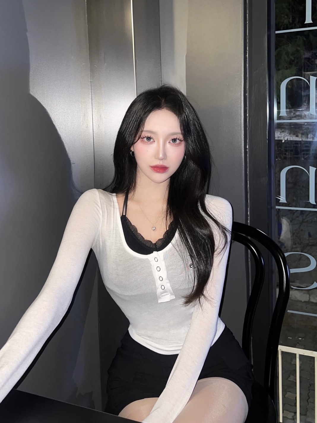 MUCENT Haring Signature Logo Snap Button U Neck T White 착용 스타일 - 3
