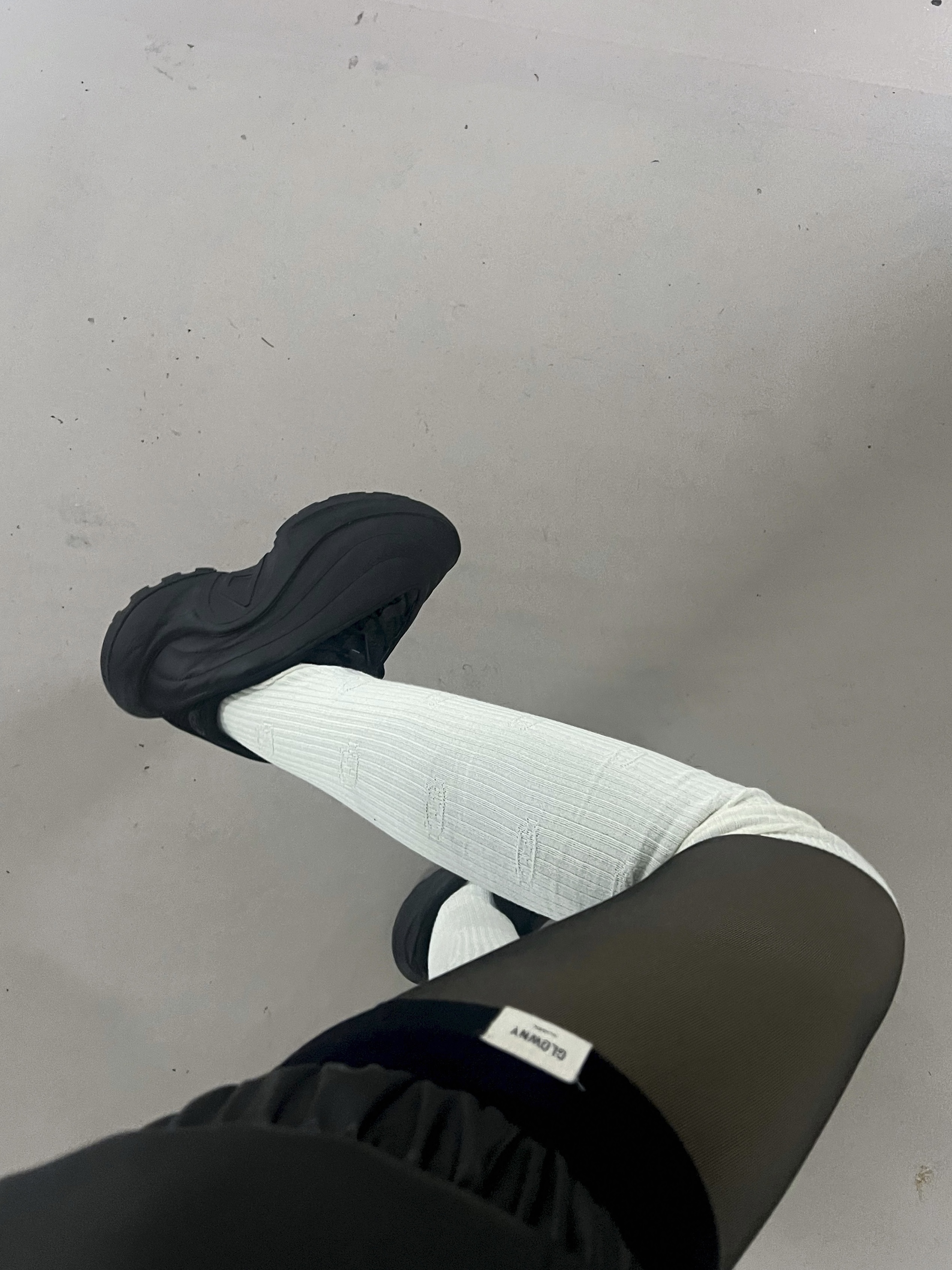 코스트퍼킬로 에시메트리 집 후디 블랙 착용 스타일 - 3