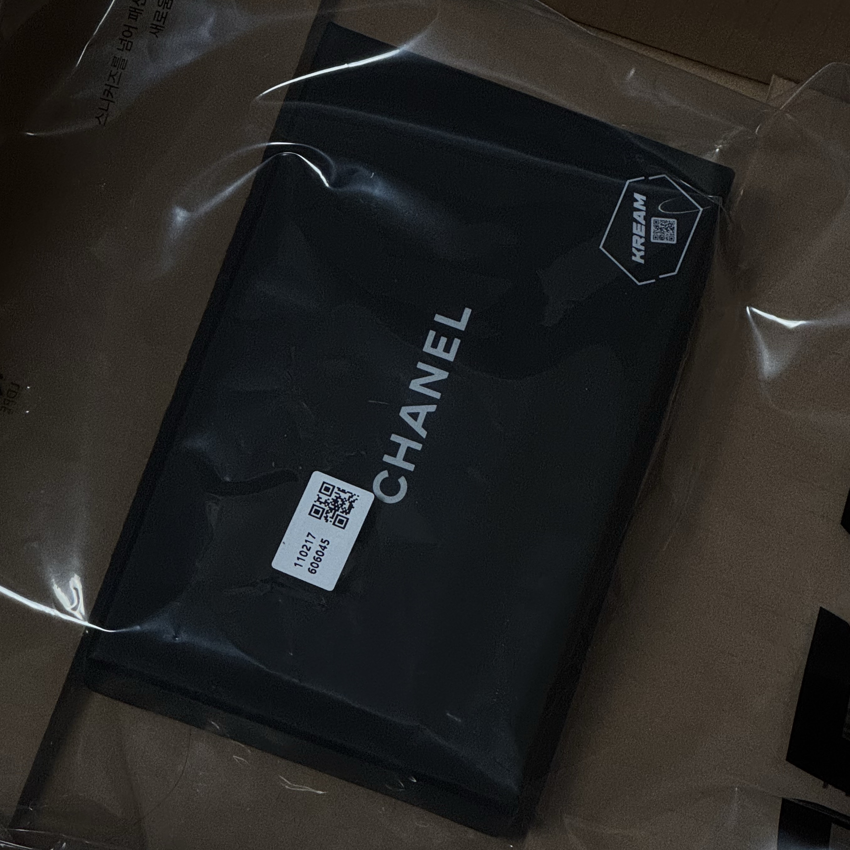 Chanel Classic Card Holder Grained Calfskin & Silver Black 착용 스타일 - 1