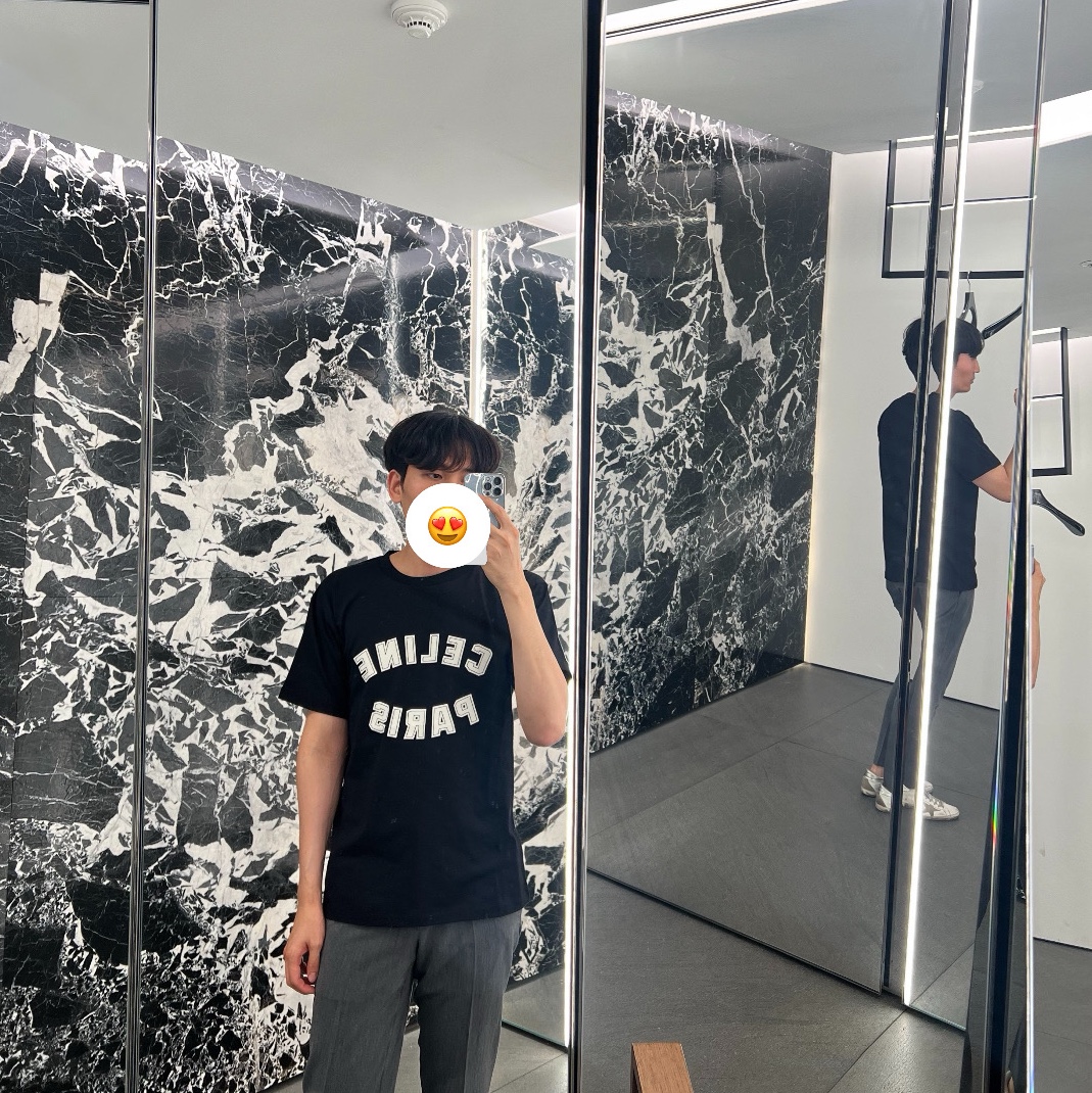 Celine Loose Paris T-Shirt in Cotton Jersey Black White 착용 스타일