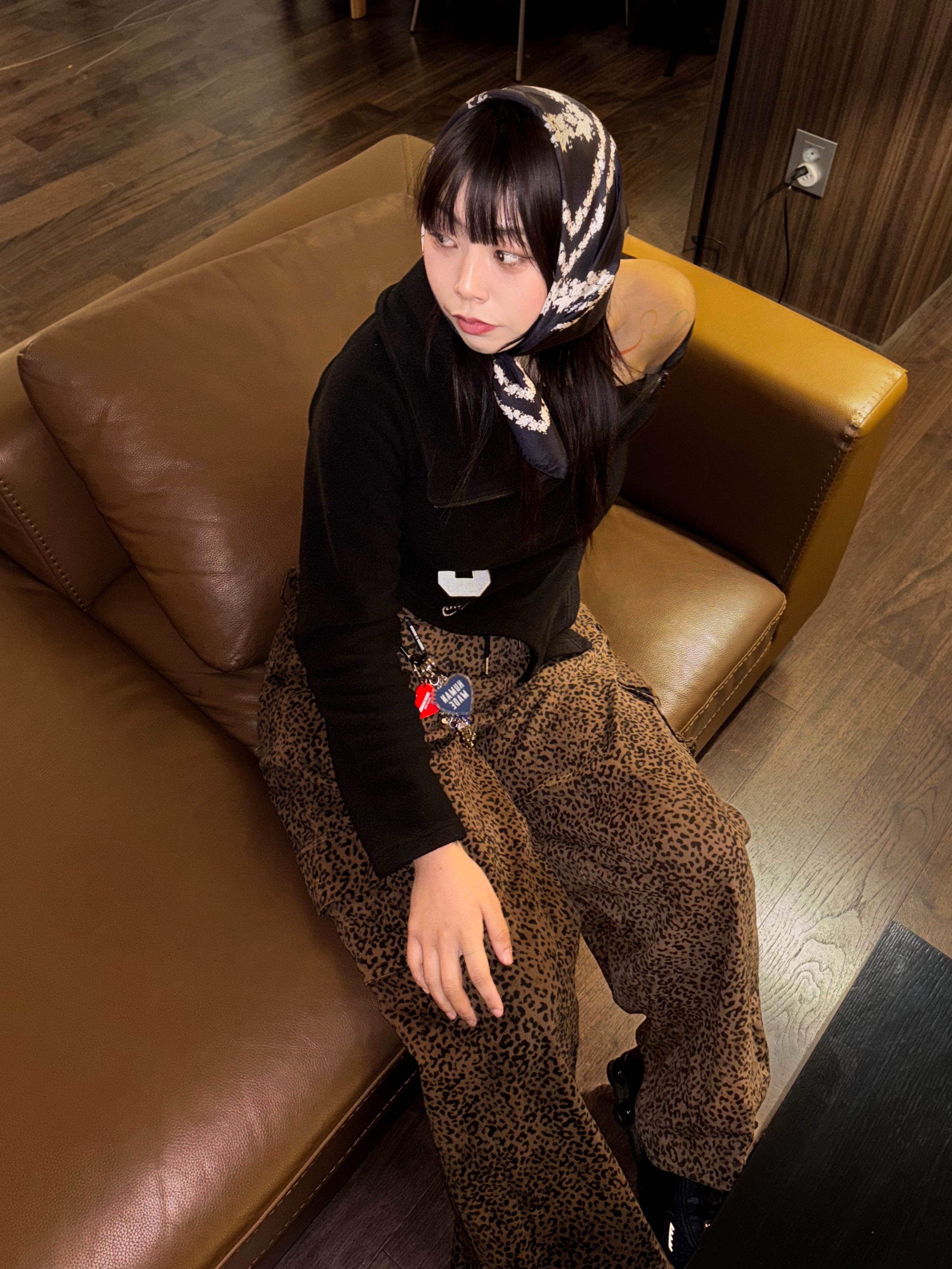 디스이즈네버댓 x 그레이트풀 데드 댄싱 베어 키체인 실버, 휴먼 메이드 하트 키링 레드 착용 스타일 - 2