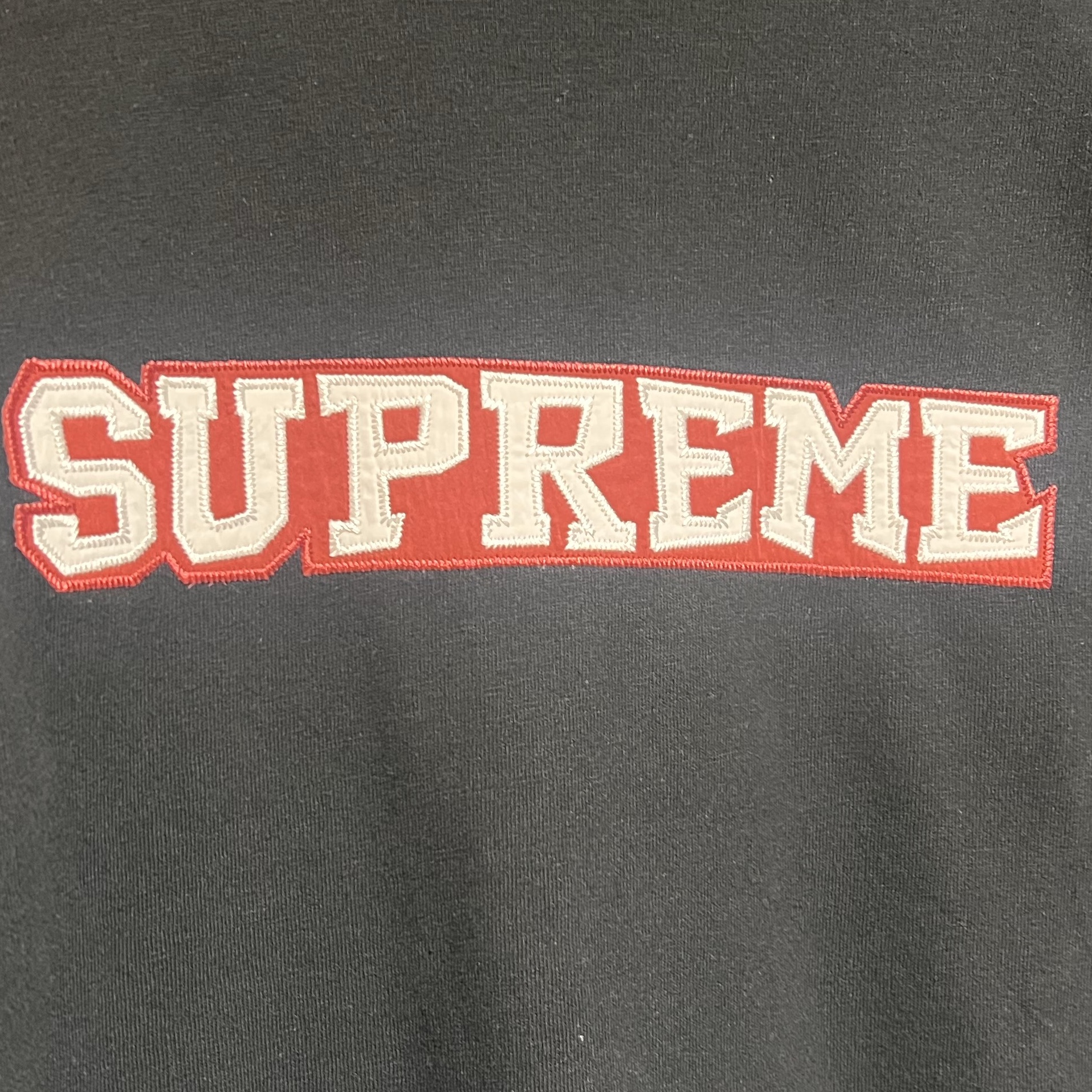 Supreme Satin Applique S/S Top Black - 25SS 착용 스타일