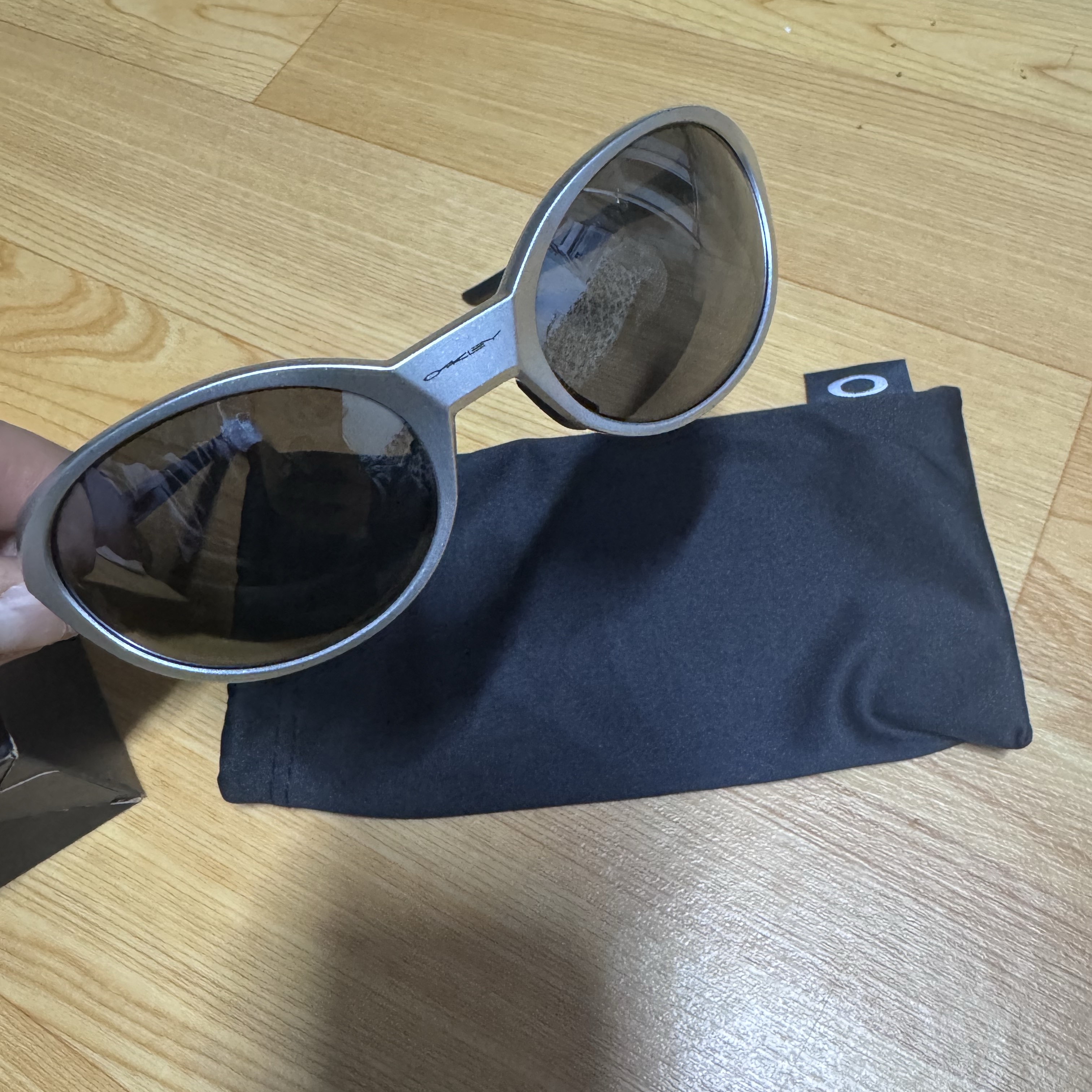 Oakley Eye Jacket Redux Silver Frame Prizm Black Polarized Lenses High Bridge Fit 착용 스타일