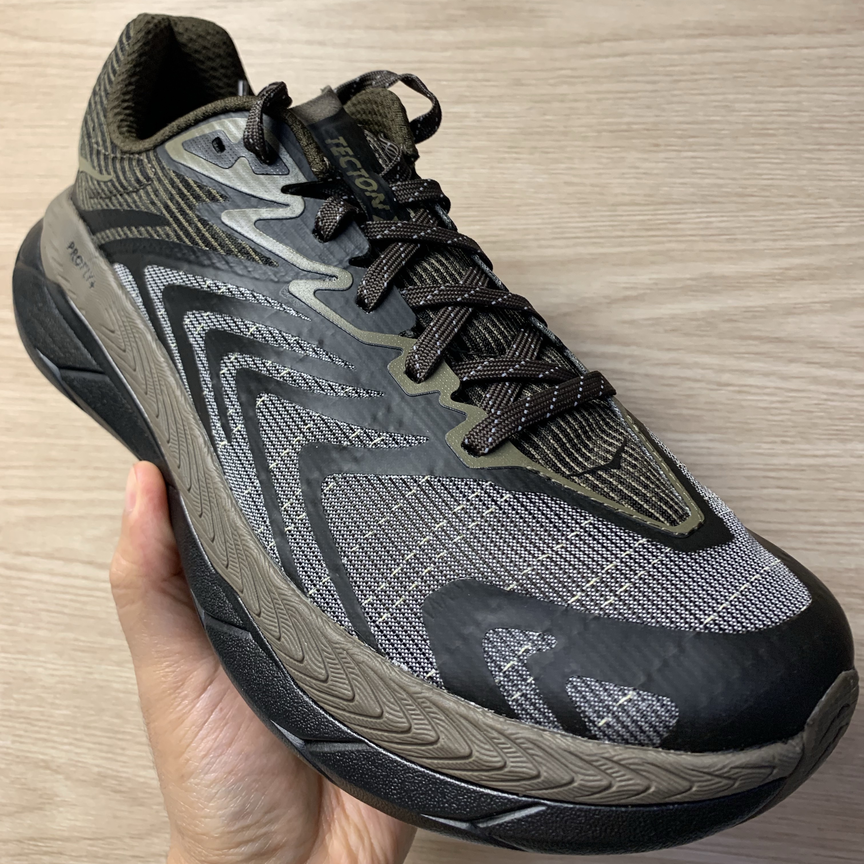 Hoka Tecton X 2 TS Deep Umber Black 착용 스타일
