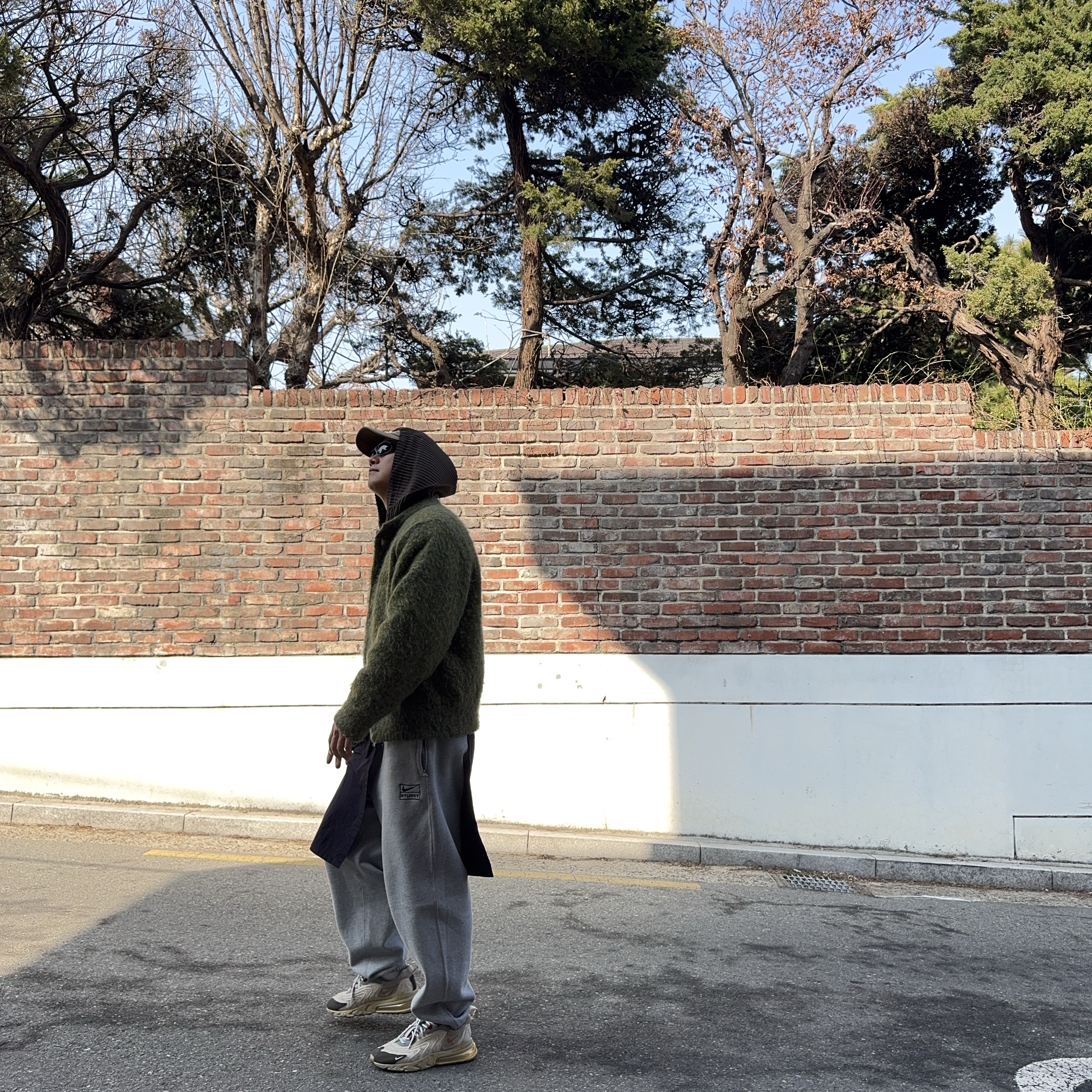 Stussy x Our Legacy Work Shop Low Profile Trucker Cap Brown, Nike x Stussy NRG RA Fleece Pants Dark Grey Heather (DJ9490-063) μ°©μ© μ€νμΌ - 3