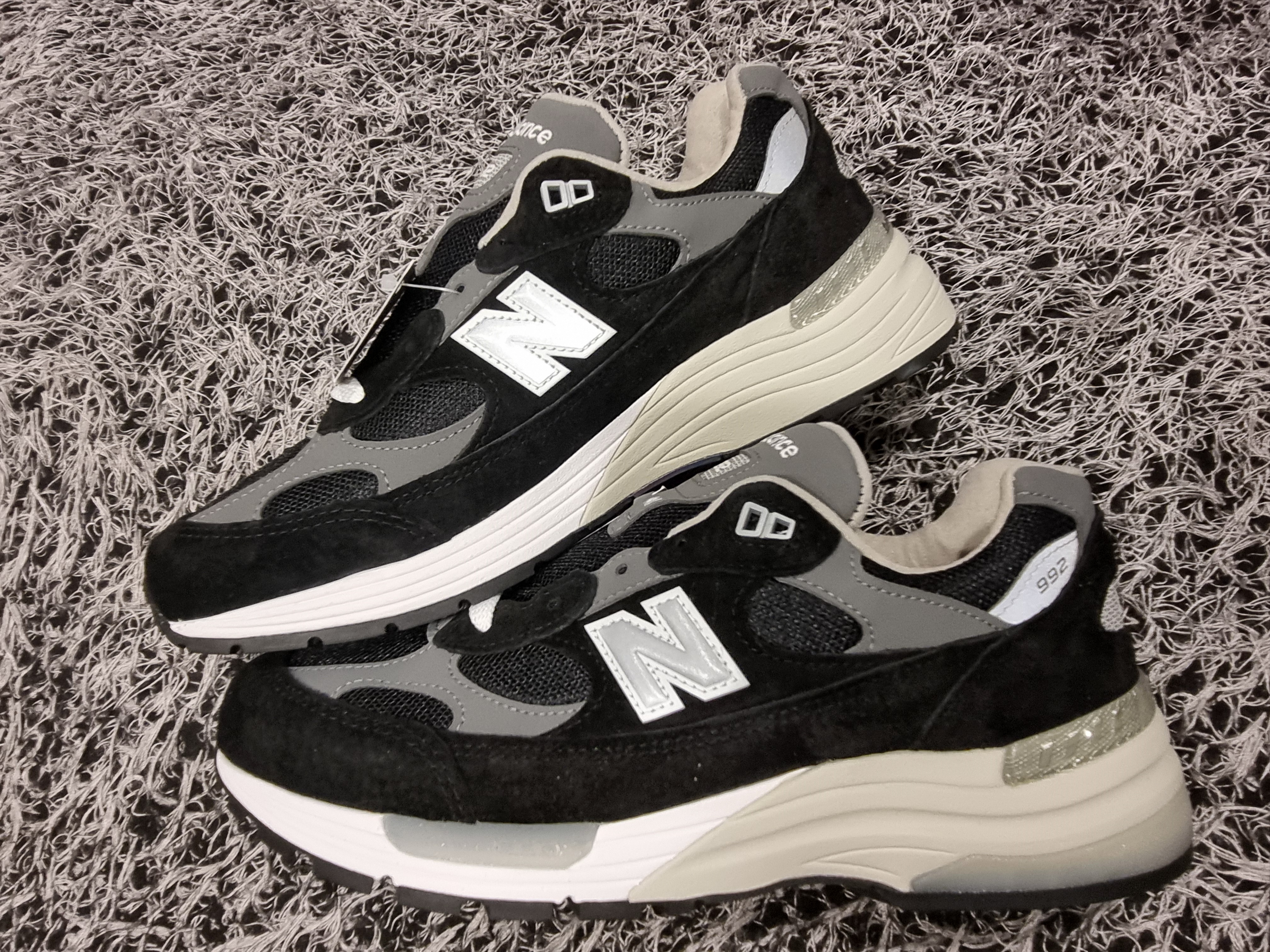 New Balance 992 Made in USA Core Black Grey 착용 스타일 - 3