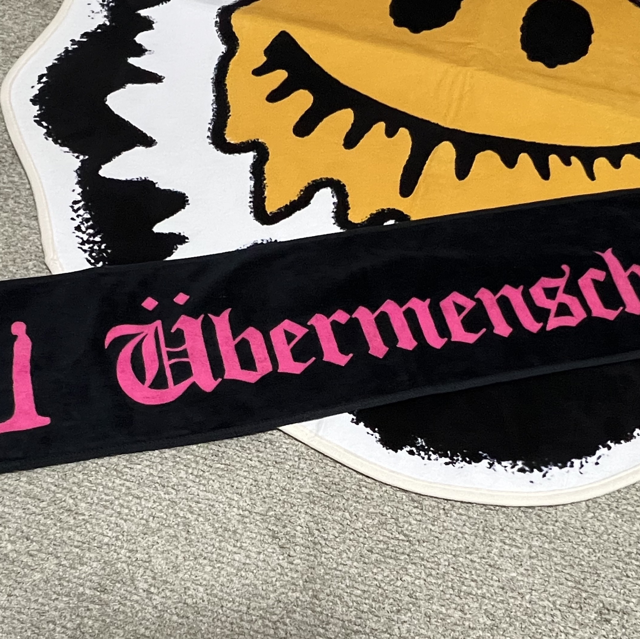 G-DRAGON Ubermensch Slogan Towel Pink 착용 스타일 - 2