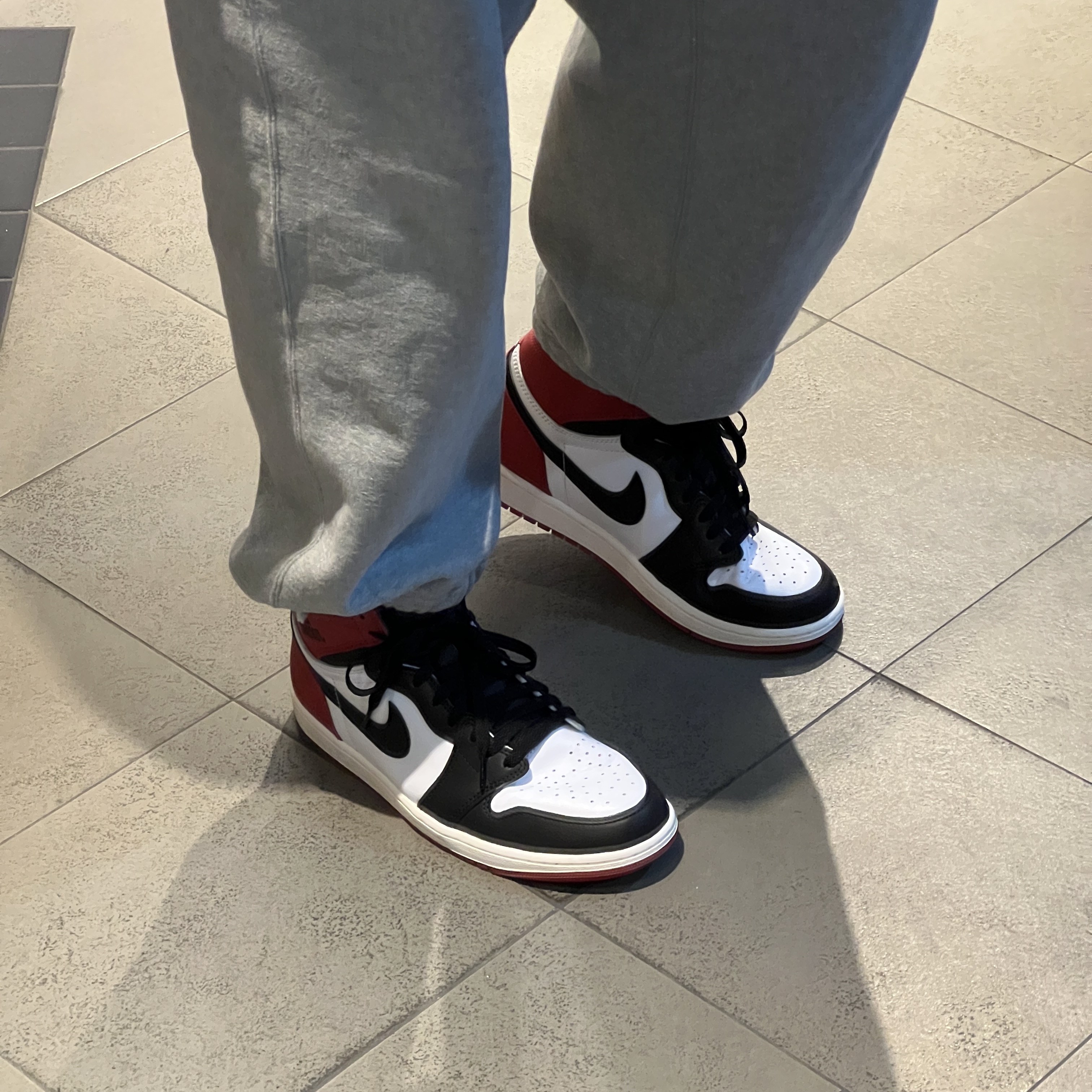 Jordan 1 Retro High OG Black Toe 착용 스타일 - 4