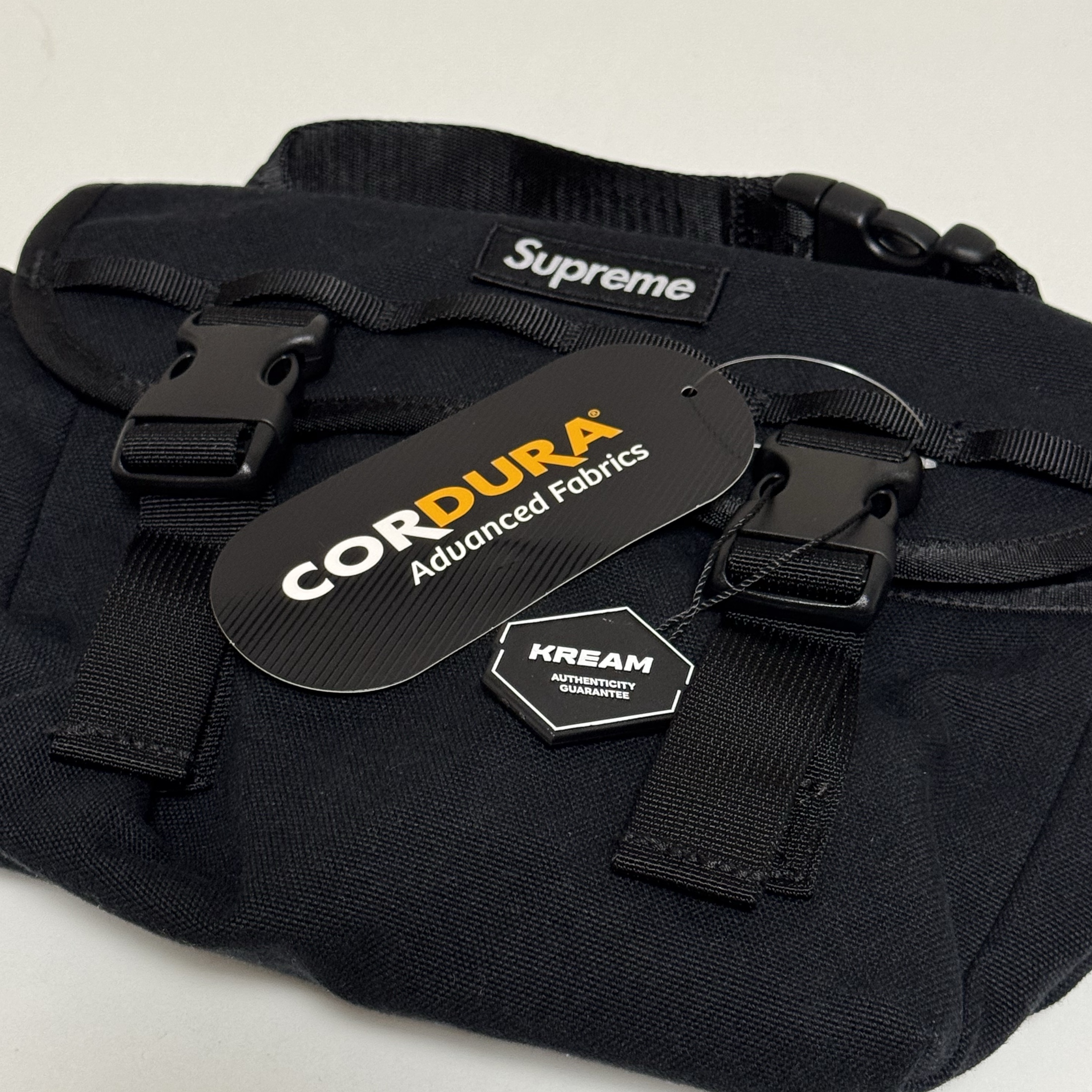 Supreme Mini Messenger Bag Black - 25SS 착용 스타일