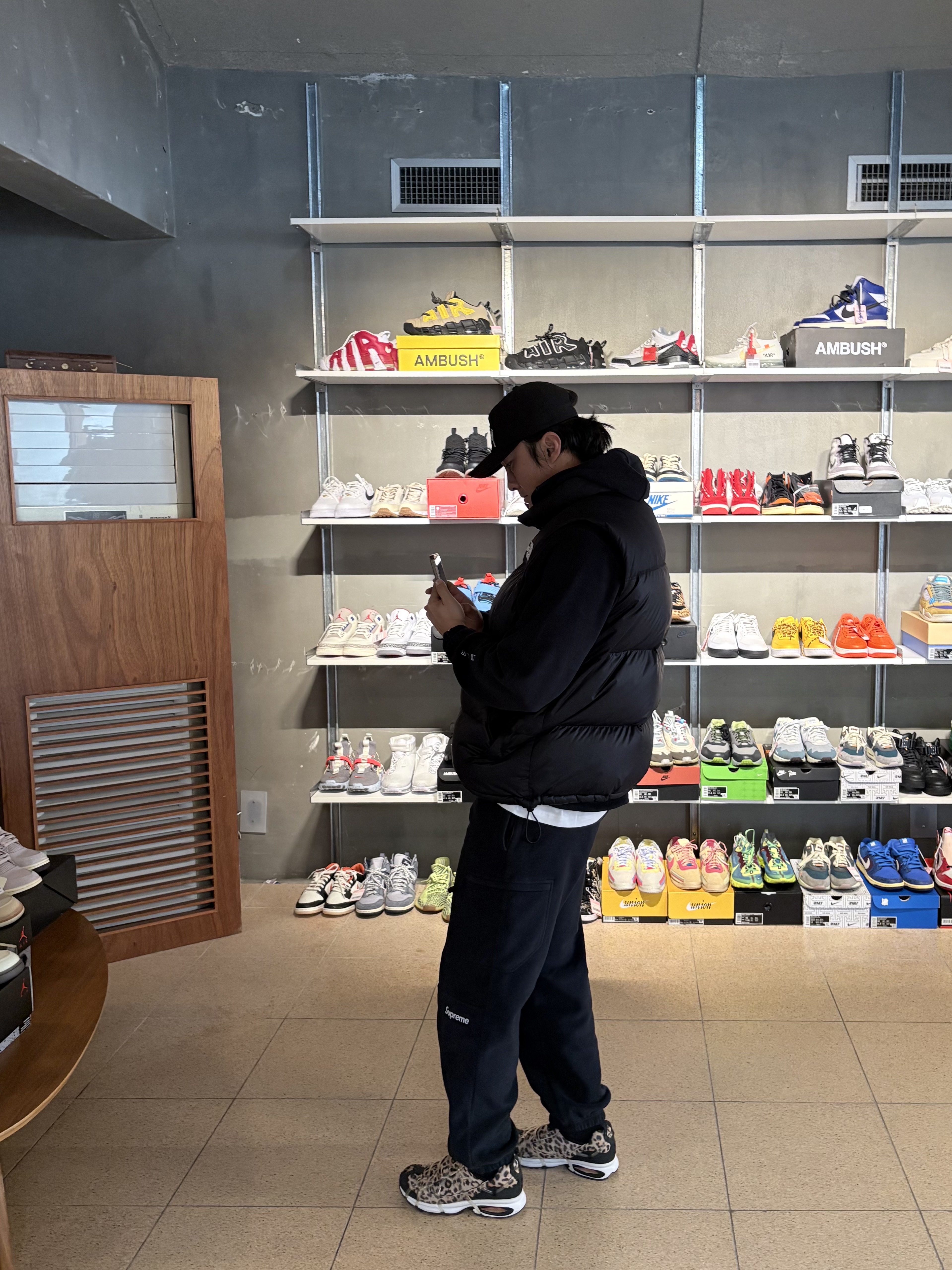Nike Air Kukini SE Kumquat and Action Red, Supreme Polartec Facemask Half Zip Hooded Sweatshirt Black - 24FW 착용 스타일 - 1