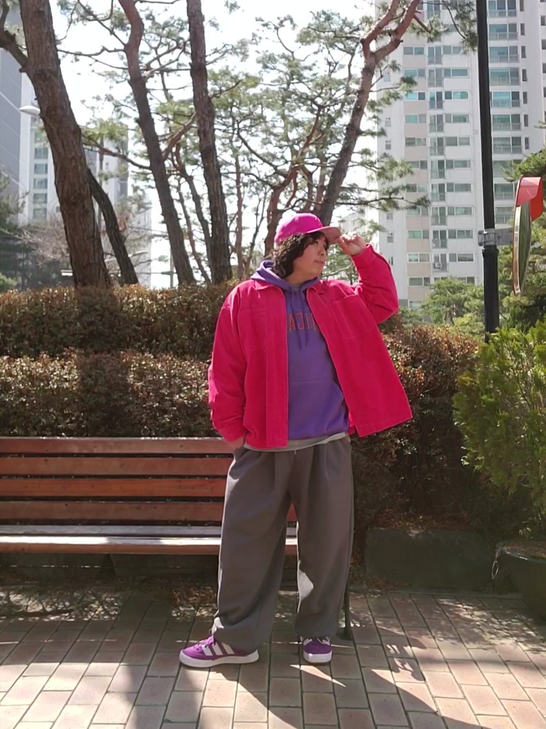 아디다스 x 아트모스 아디매틱 글로리 퍼플, 데우스 엑스 마키나 서울 컬리지 롱슬리브 티셔츠 그레이 말 착용 스타일 - 2