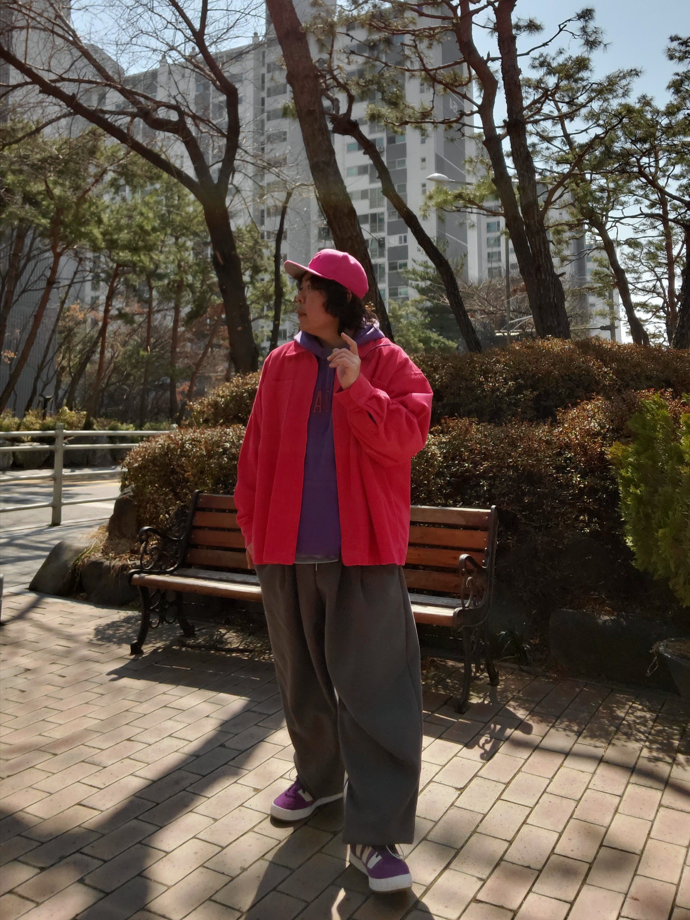 아디다스 x 아트모스 아디매틱 글로리 퍼플, 데우스 엑스 마키나 서울 컬리지 롱슬리브 티셔츠 그레이 말 착용 스타일 - 3