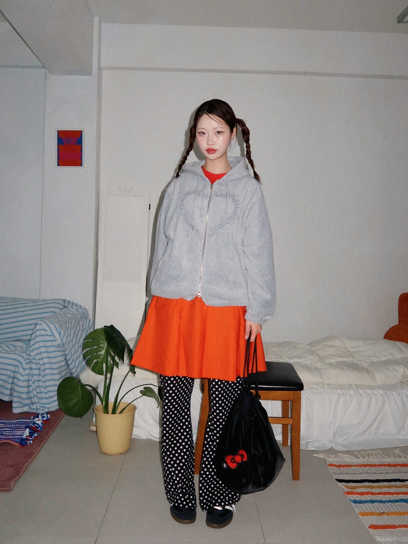 조셉앤스테이시 헤이즈 스트링 백팩 헬로키티 블랙, 조셉앤스테이시 럭키 헬로키티 리본 자수 와펜 레드 착용 스타일 - 4