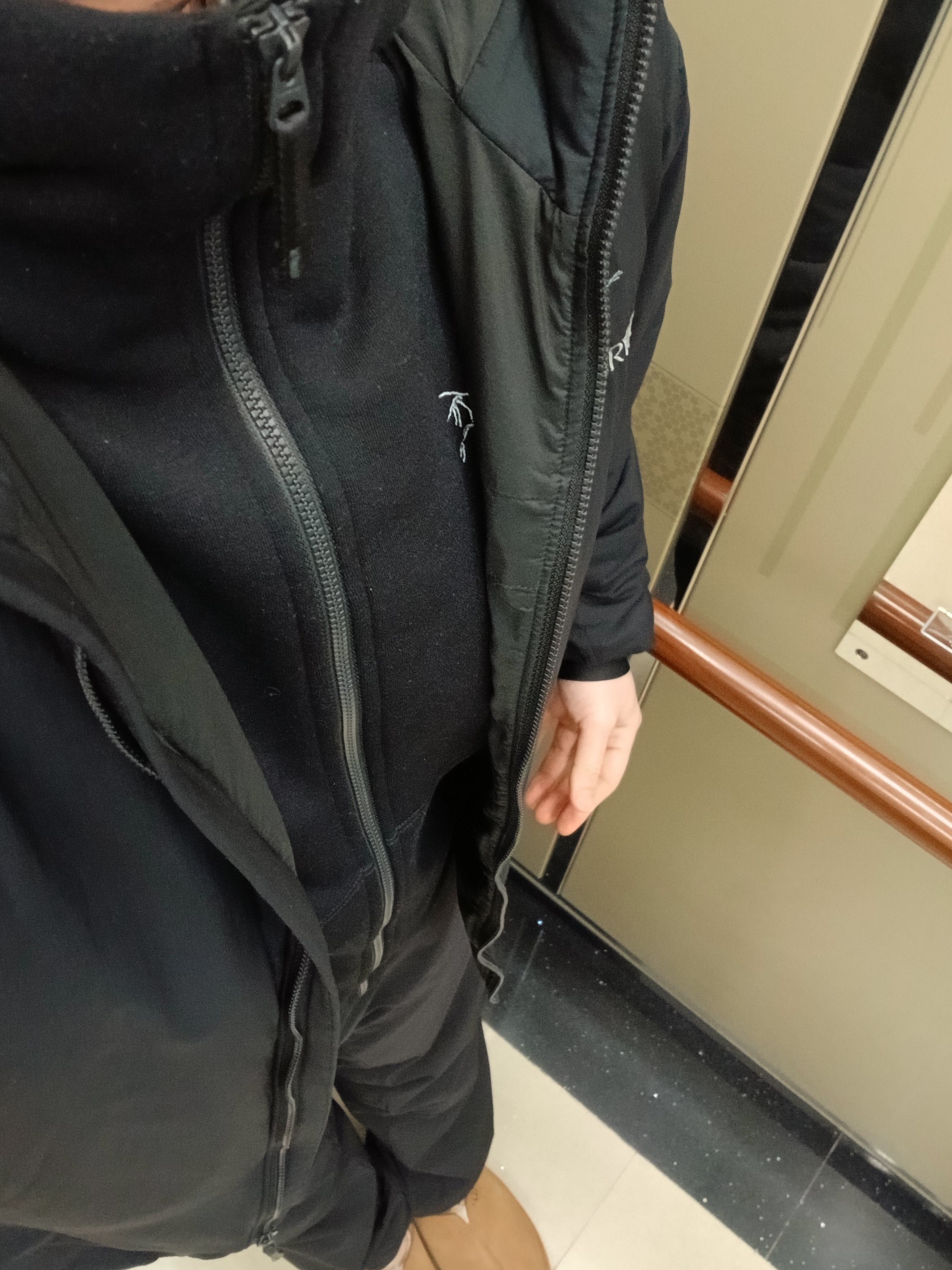 Arc'teryx Atom LT Hoody Black, Arc'teryx Kyanite Lightweight Hoody Hoody Black 착용 스타일 - 5