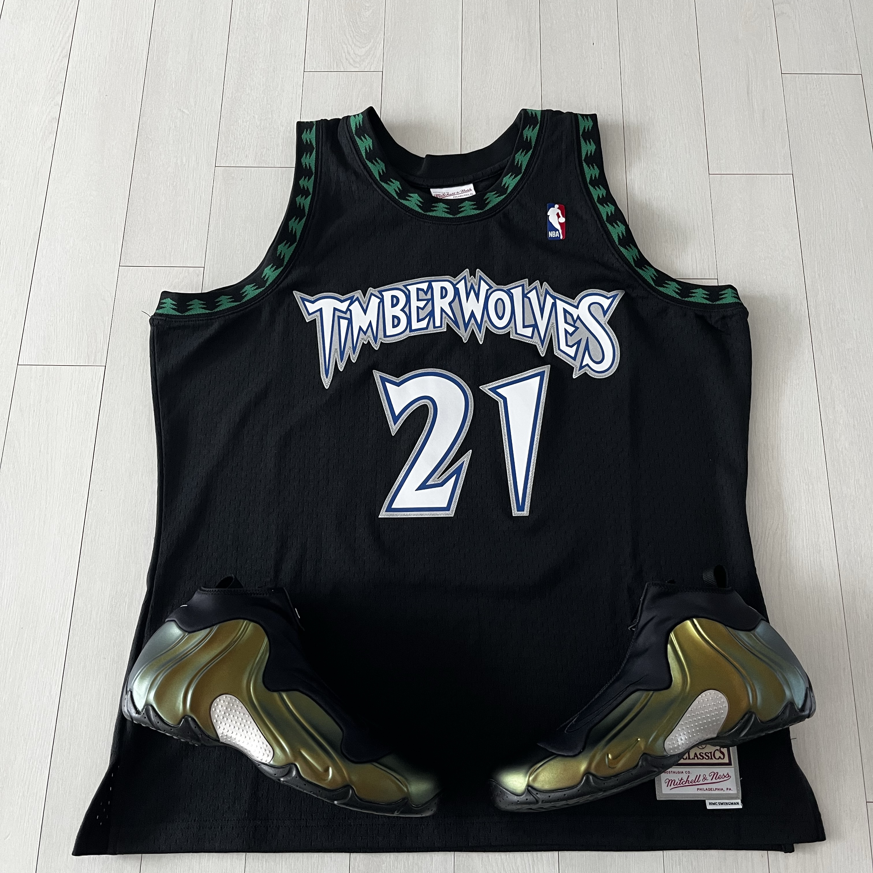 Nike Air Flightposite Black Metallic Gold 착용 스타일 - 5