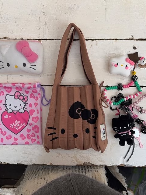 Joseph&Stacey Lucky Pleats Knit S Hello Kitty Tan Brown 착용 스타일 - 4