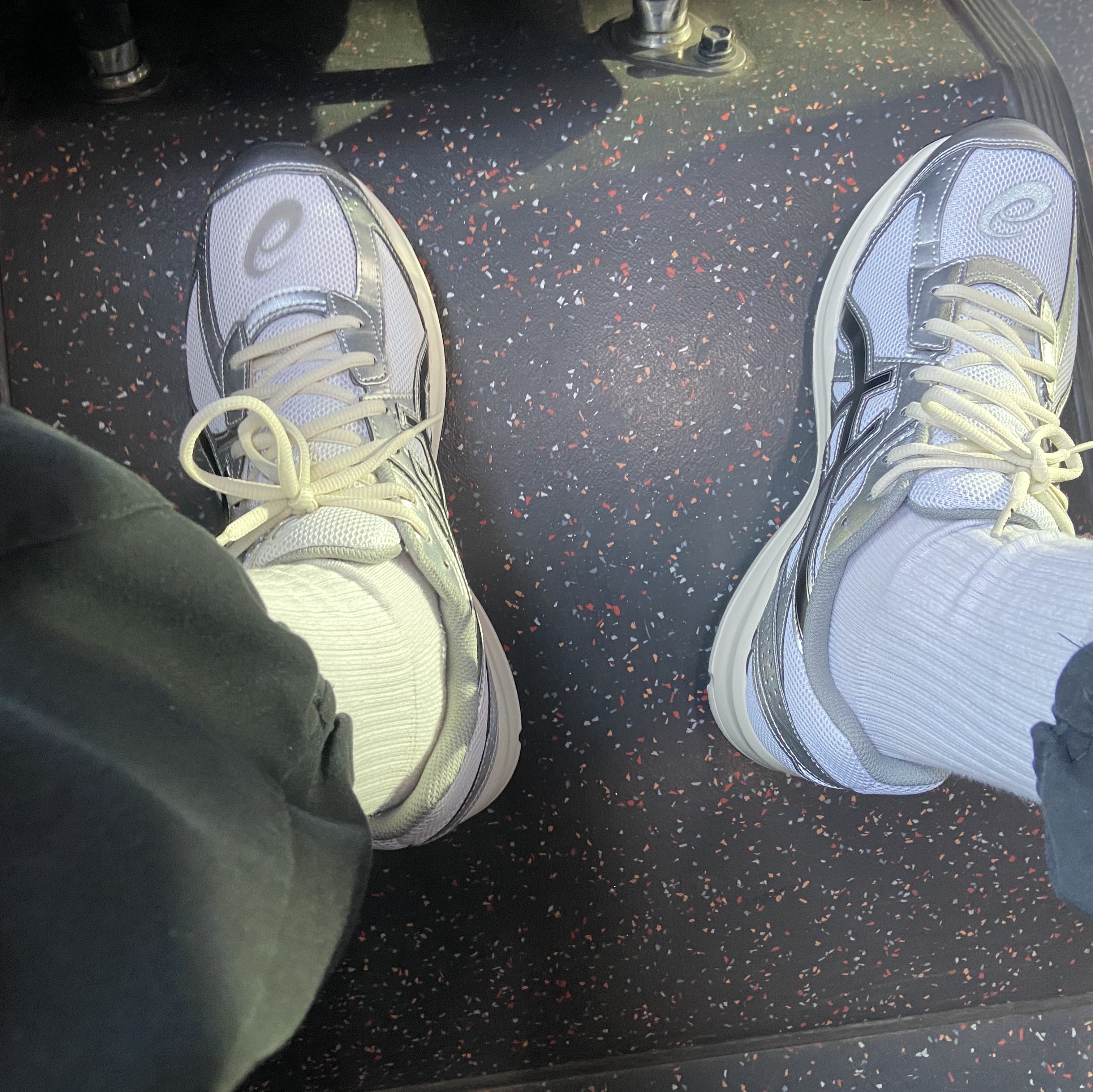 Asics Jog 100 S White Black - 2E Wide 착용 스타일