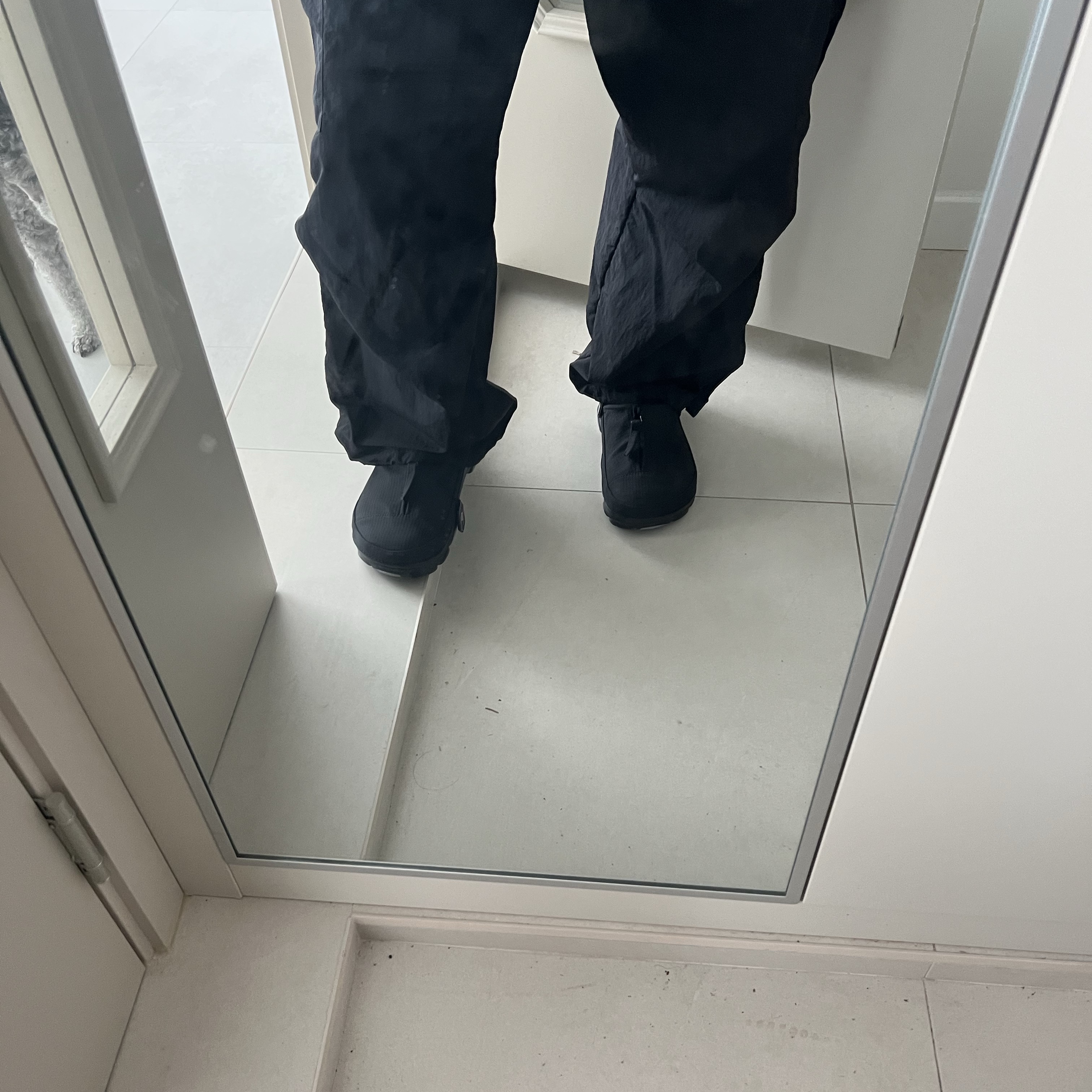 크록스 x 카시나 올 터레인 클로그 블랙 착용 스타일