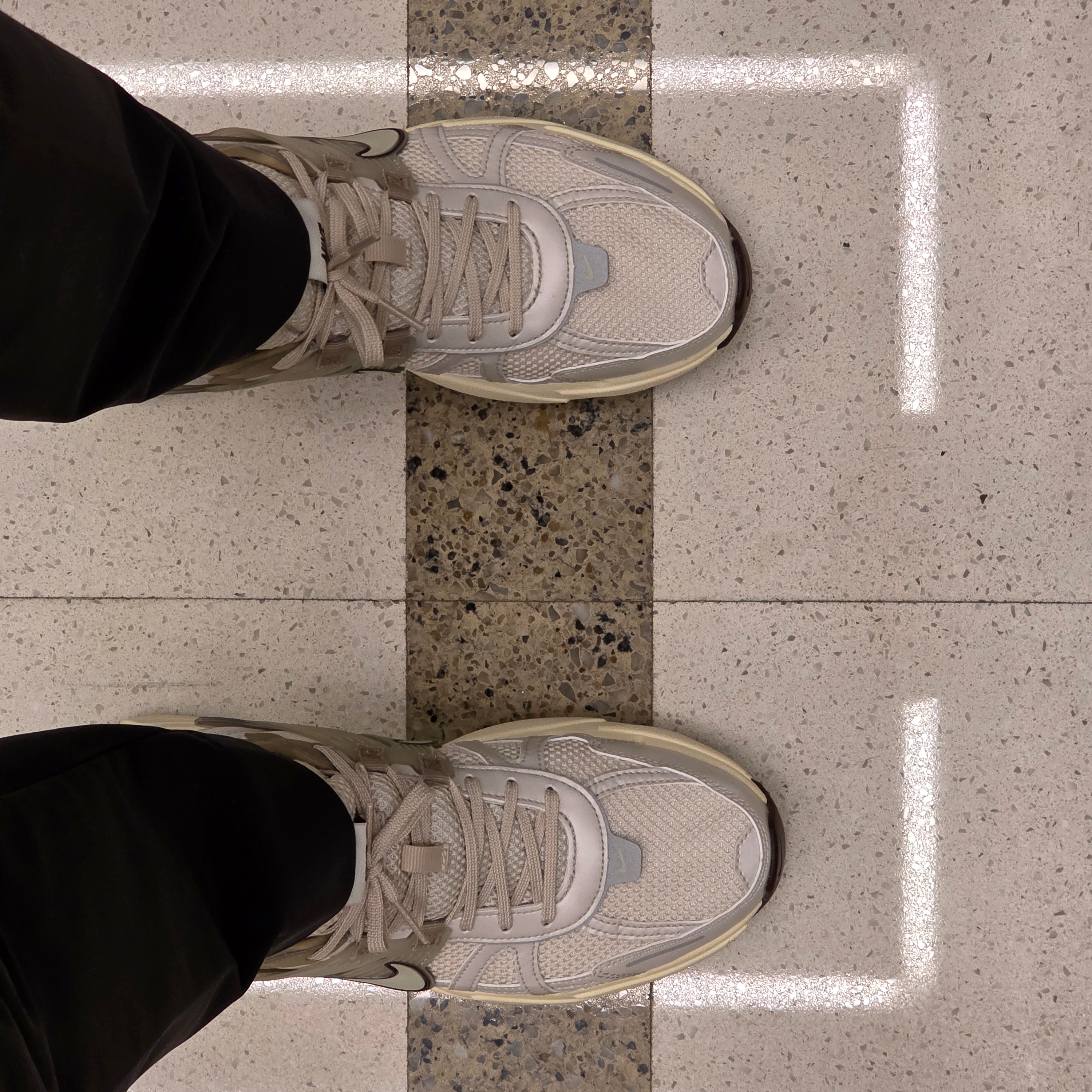 Nike V2K Run Light Orewood Brown Khaki 착용 스타일