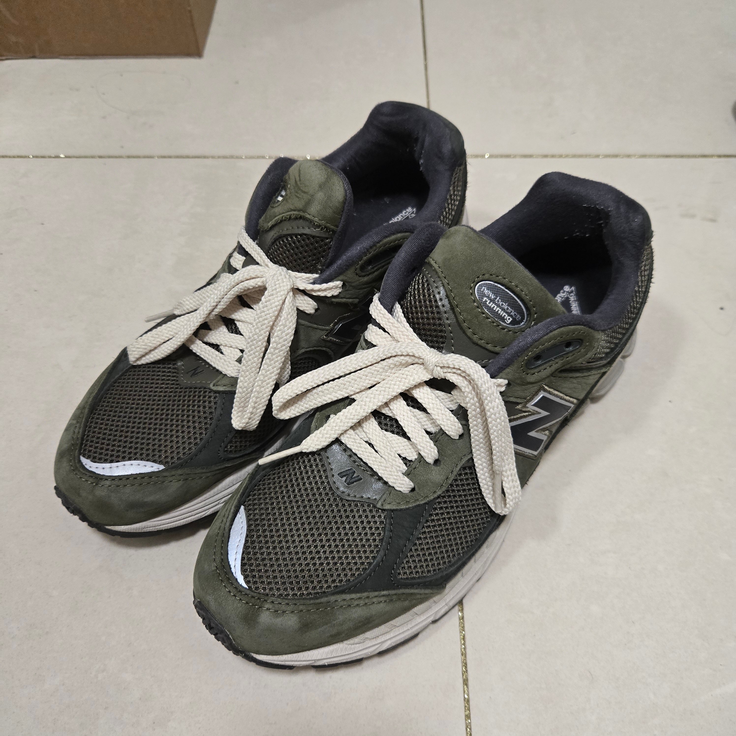 New Balance 2002R Grape Leaf 착용 스타일