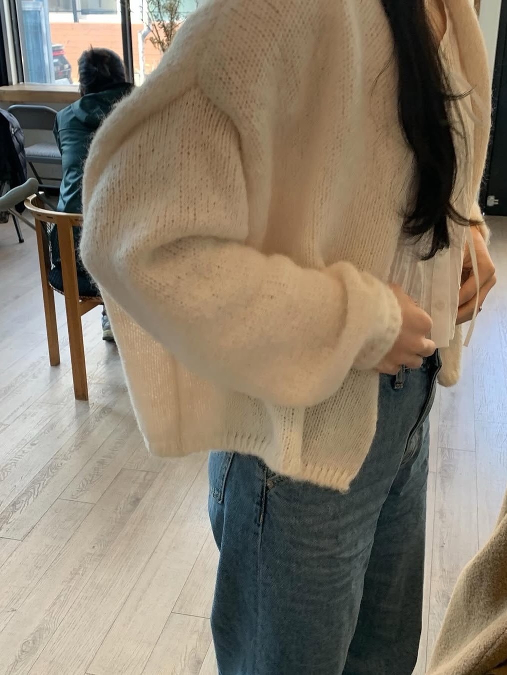 FARVEN Straw Recycle Polyester Cardigan Ivory 착용 스타일