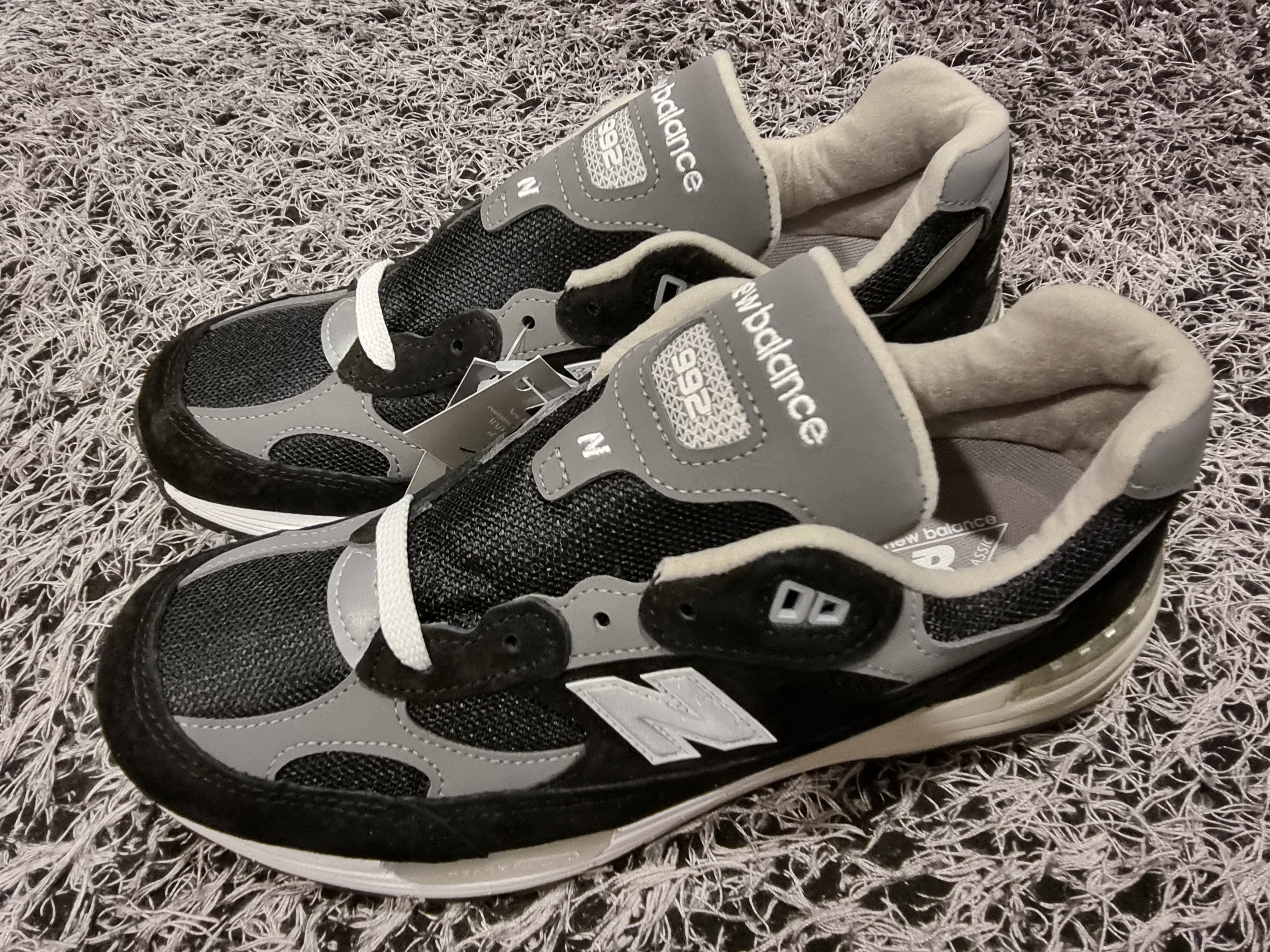 New Balance 992 Made in USA Core Black Grey 착용 스타일 - 1