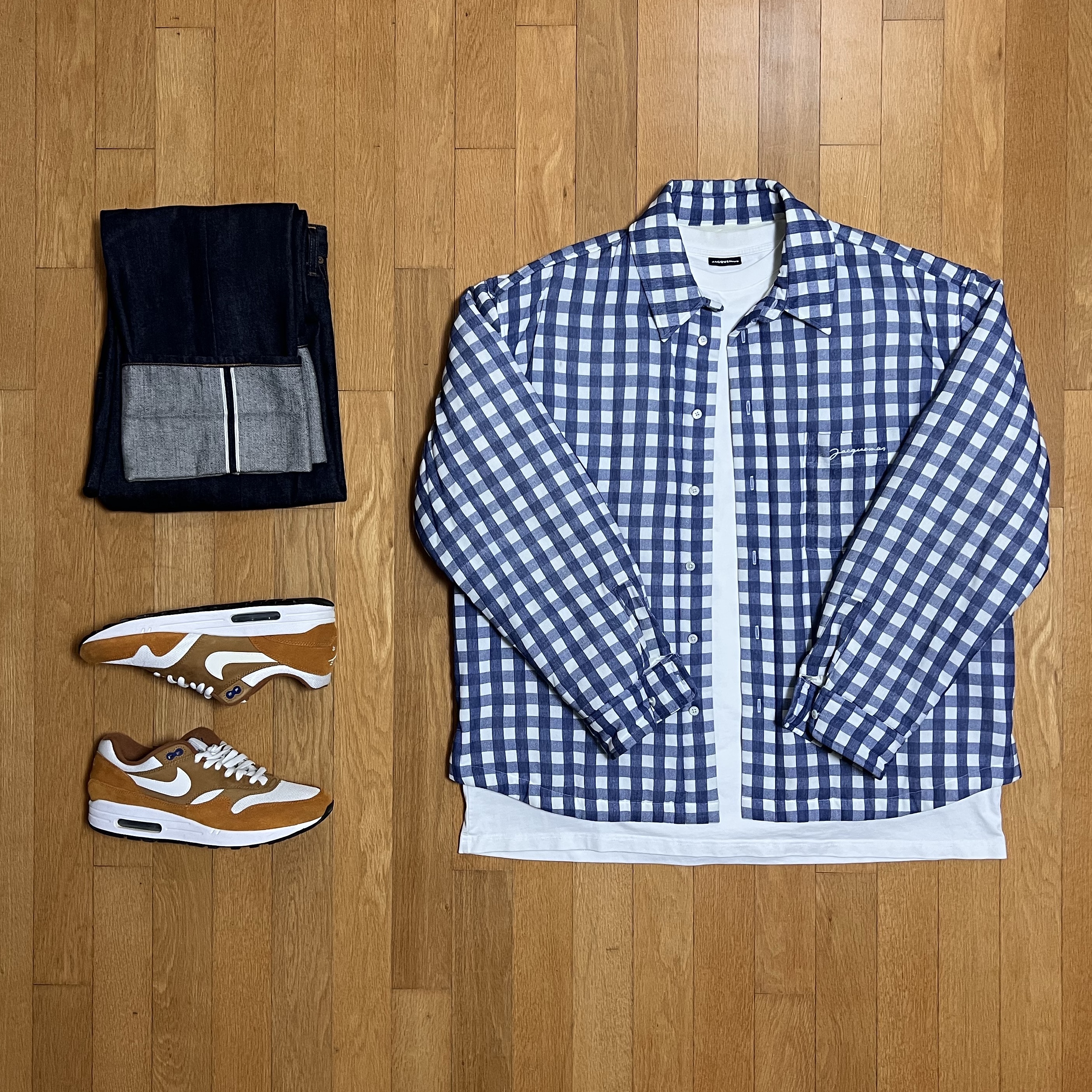 Jacquemus La Chemise Boulanger Checked Puffed Overshirt Navy Checks, Jacquemus Le T-Shirt Gelo Print Ice Long Sleeve T-Shirt Print Ice White 착용 스타일