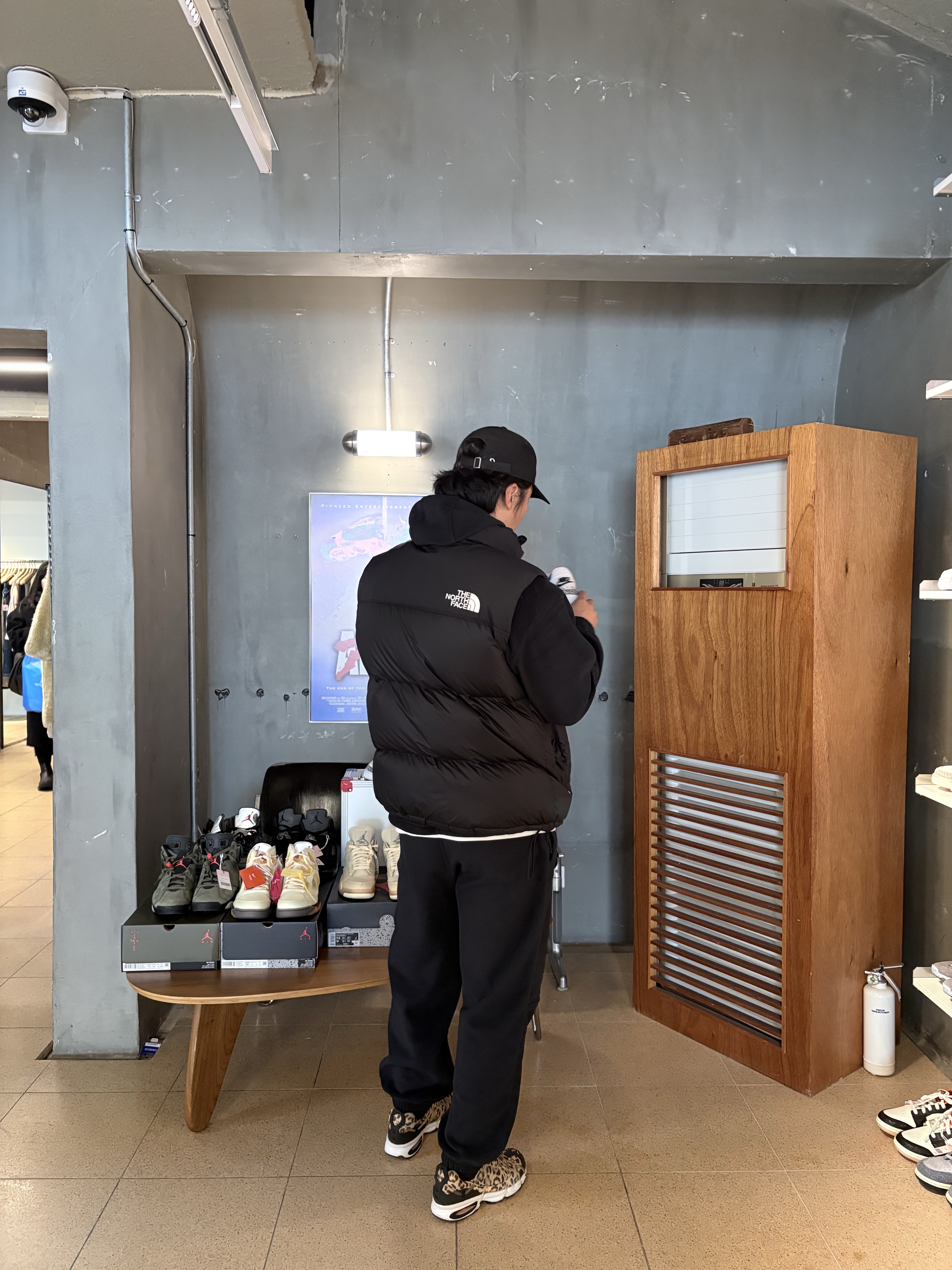 Nike Air Kukini SE Kumquat and Action Red, Supreme Polartec Facemask Half Zip Hooded Sweatshirt Black - 24FW 착용 스타일 - 2