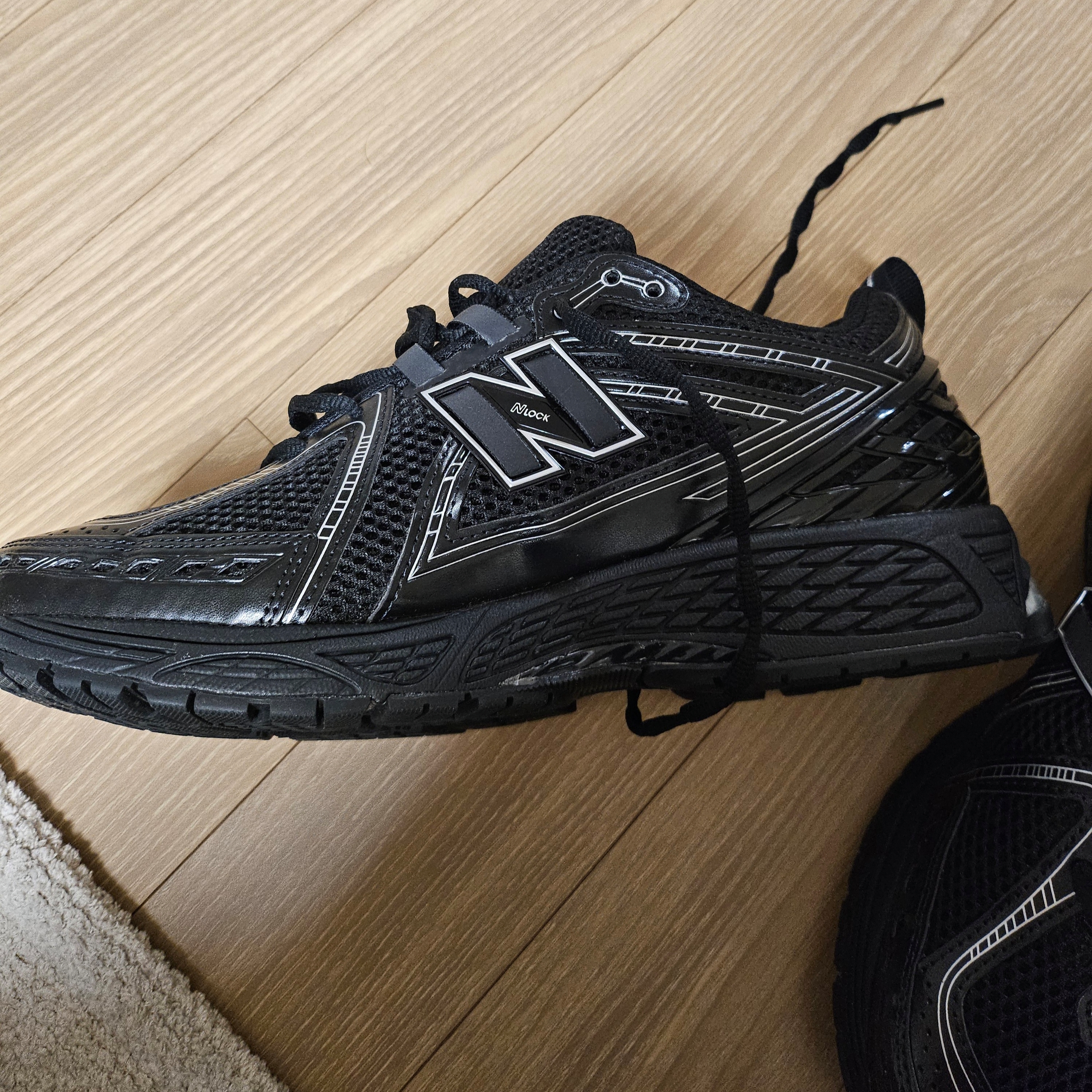 New Balance 1906R Black Silver Metallic 착용 스타일