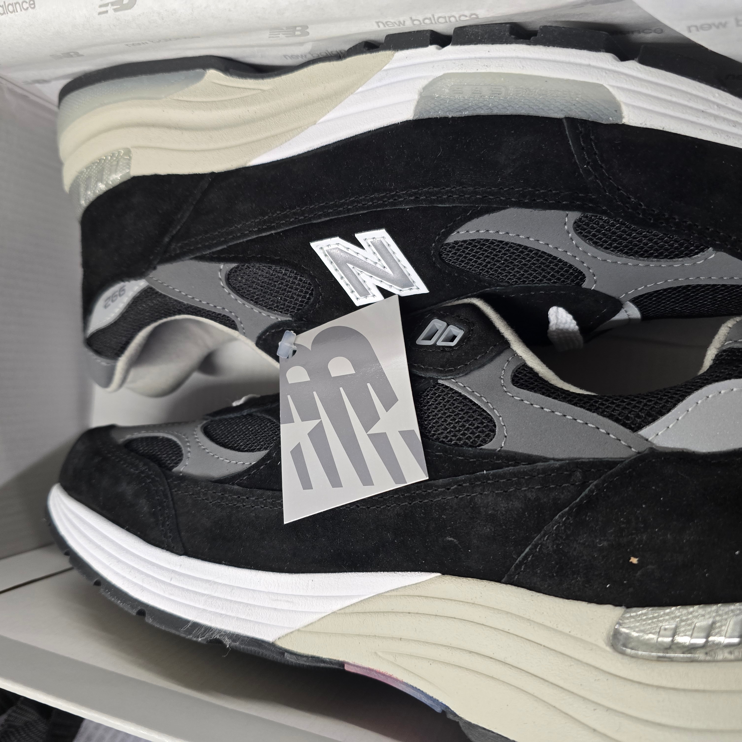 New Balance 992 Made in USA Core Black Grey 착용 스타일 - 1