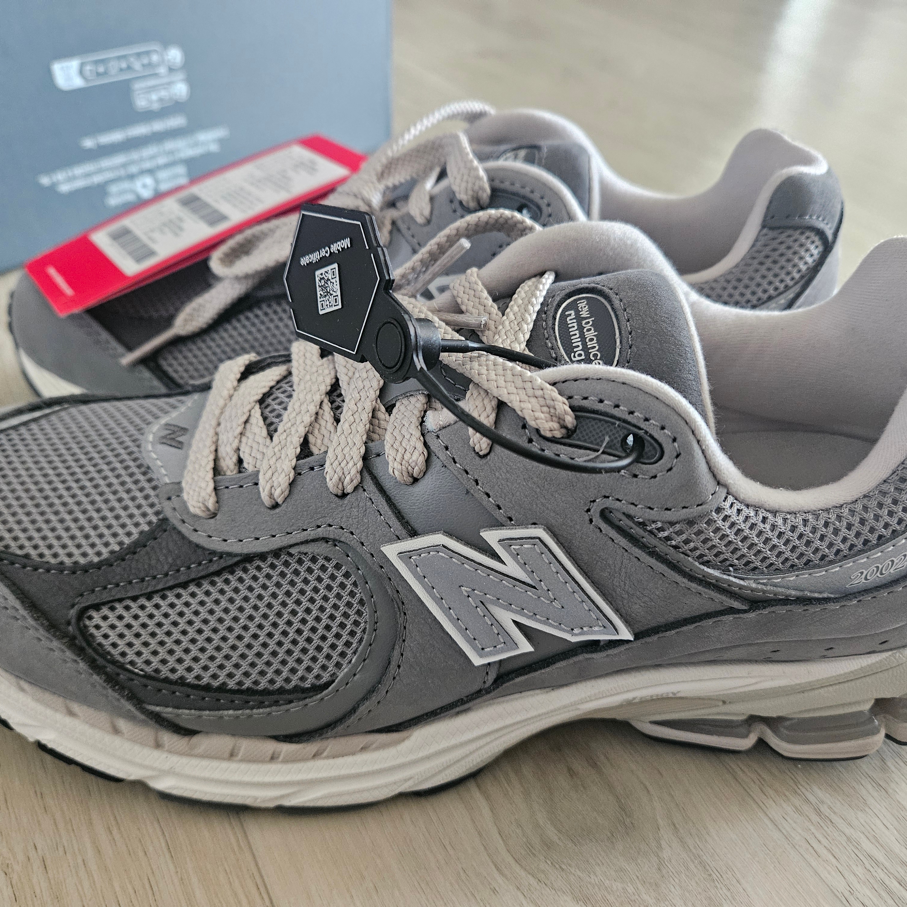 New Balance 2002R Premium Vintage Grey 착용 스타일