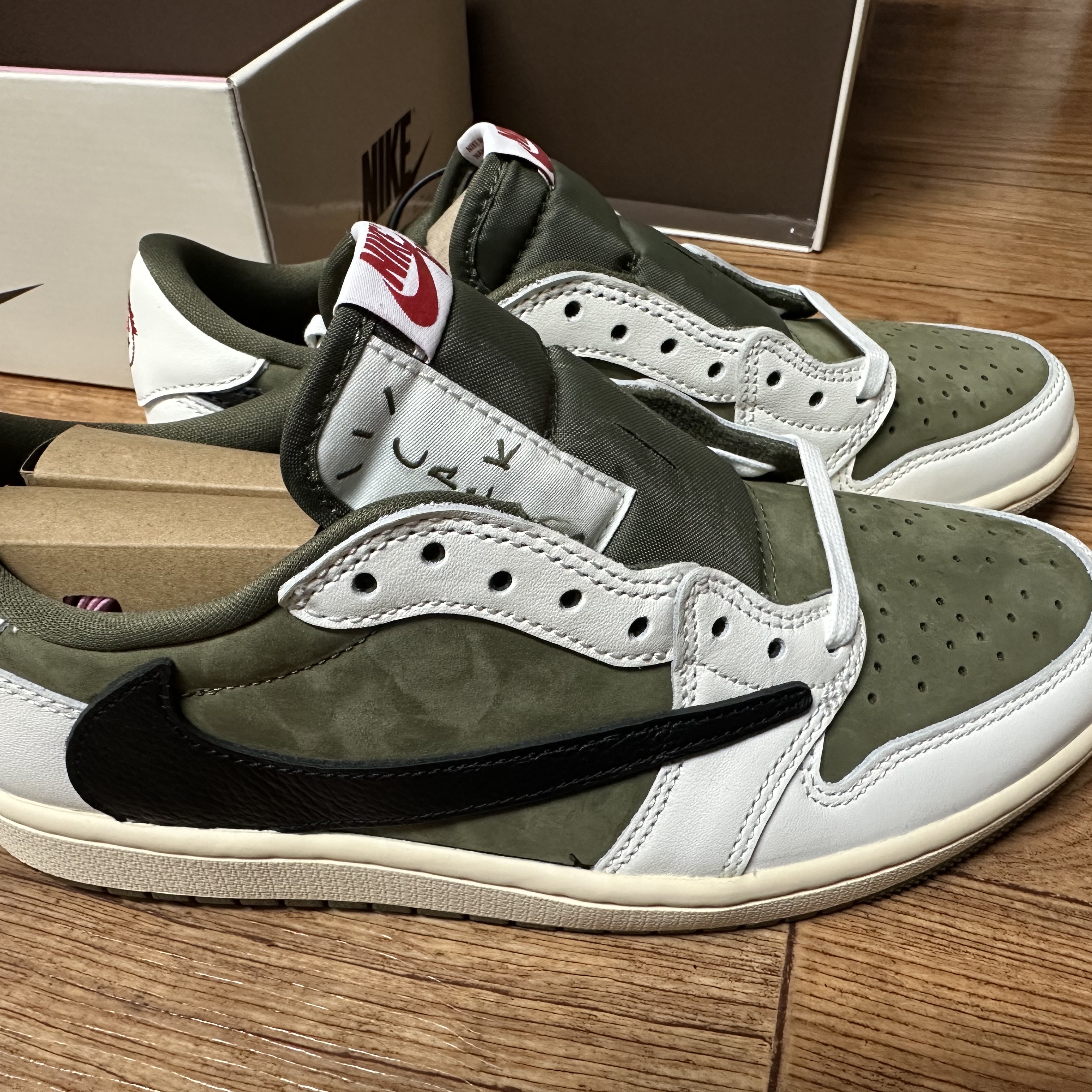 Jordan 1 x Travis Scott Retro Low OG SP Reverse Olive 착용 스타일 - 2