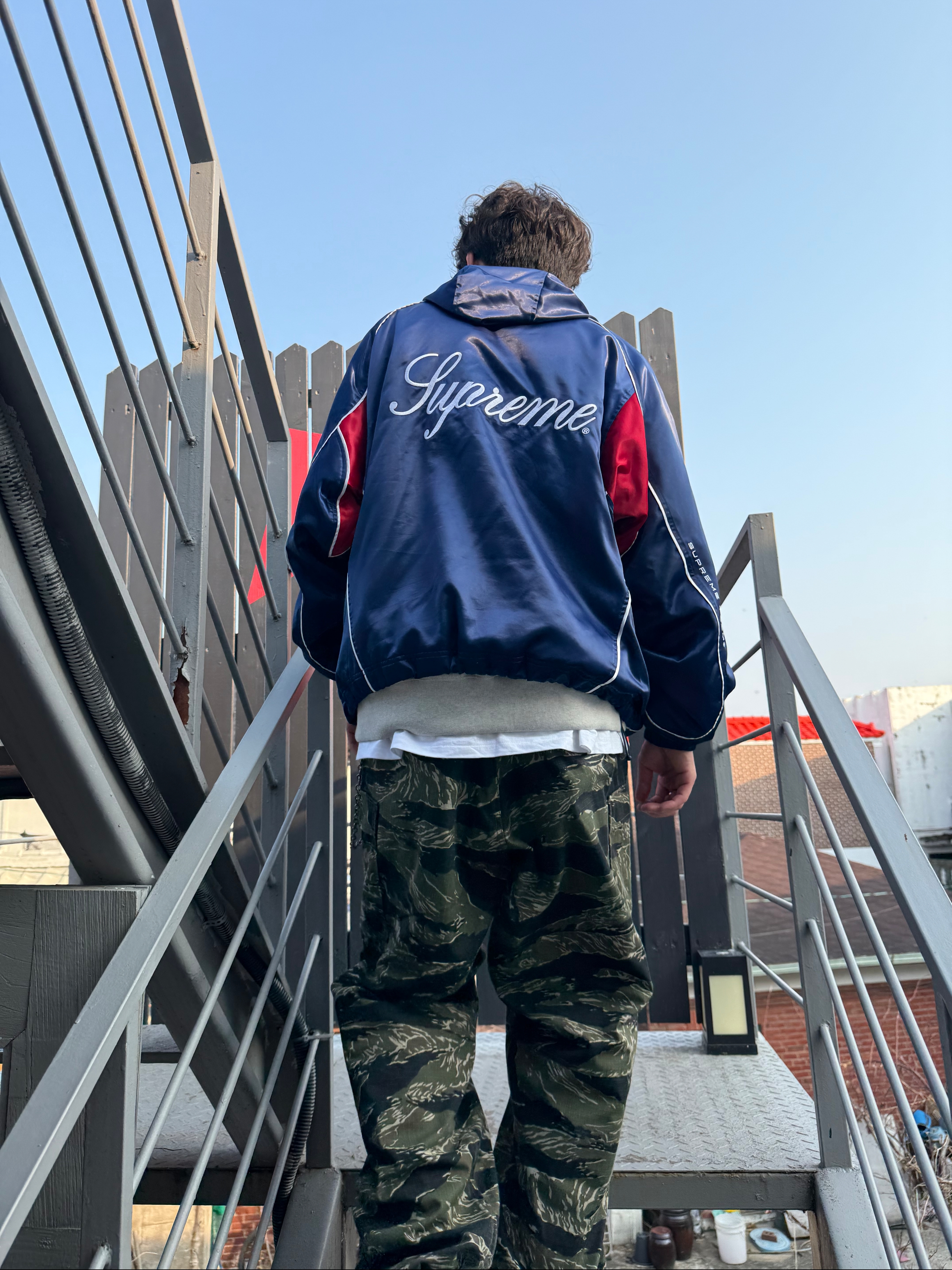 Supreme Satin Hooded Track Jacket Navy - 24SS, New Balance 990v3 Made in USA White Blue 착용 스타일 - 2