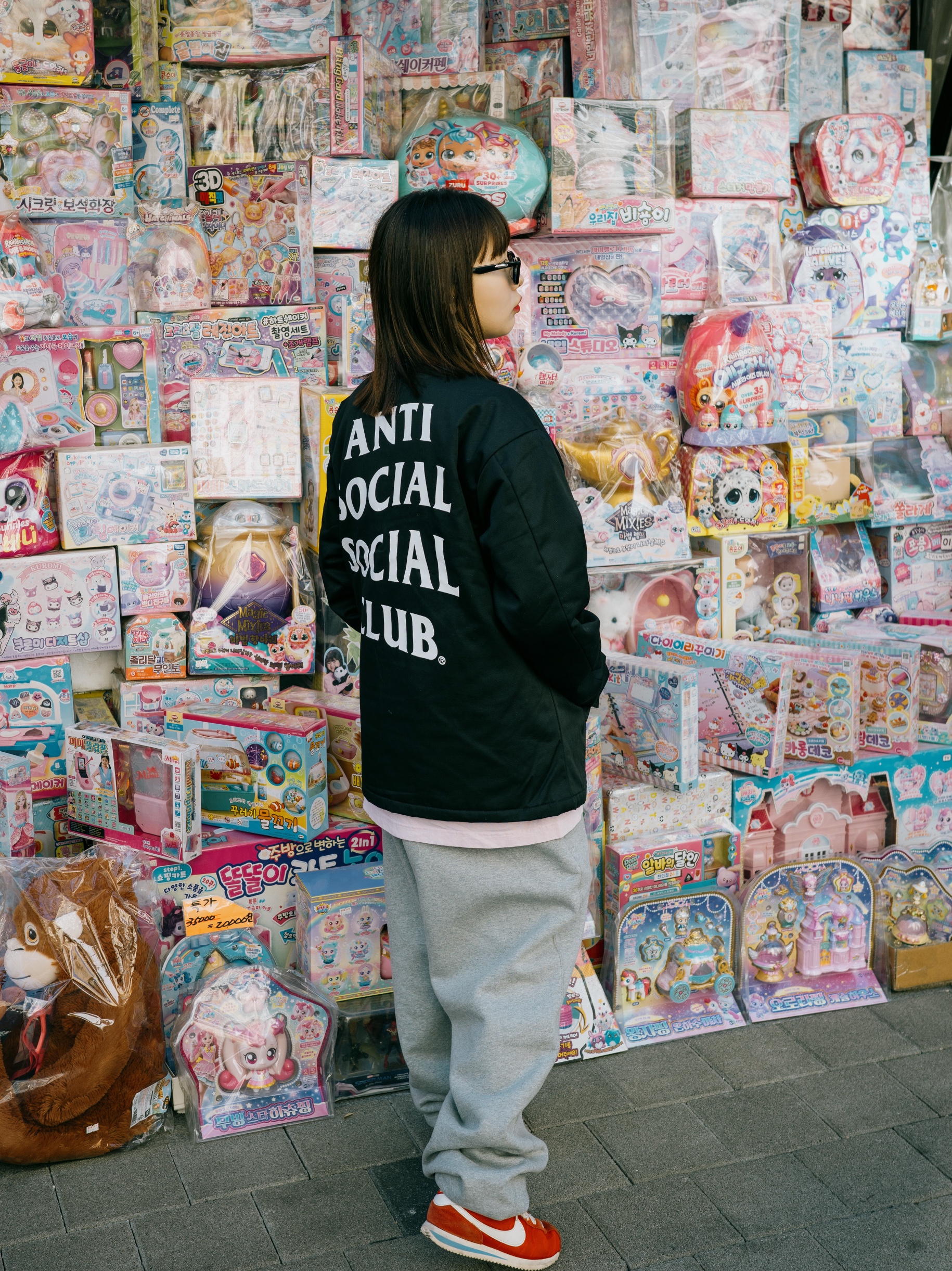 Anti Social Social Club Kkotch Usa Made S/S Tee PInk, Nike x Stussy NRG Fleece Pants Dark Grey Heather (DO9340-063) 착용 스타일 - 3
