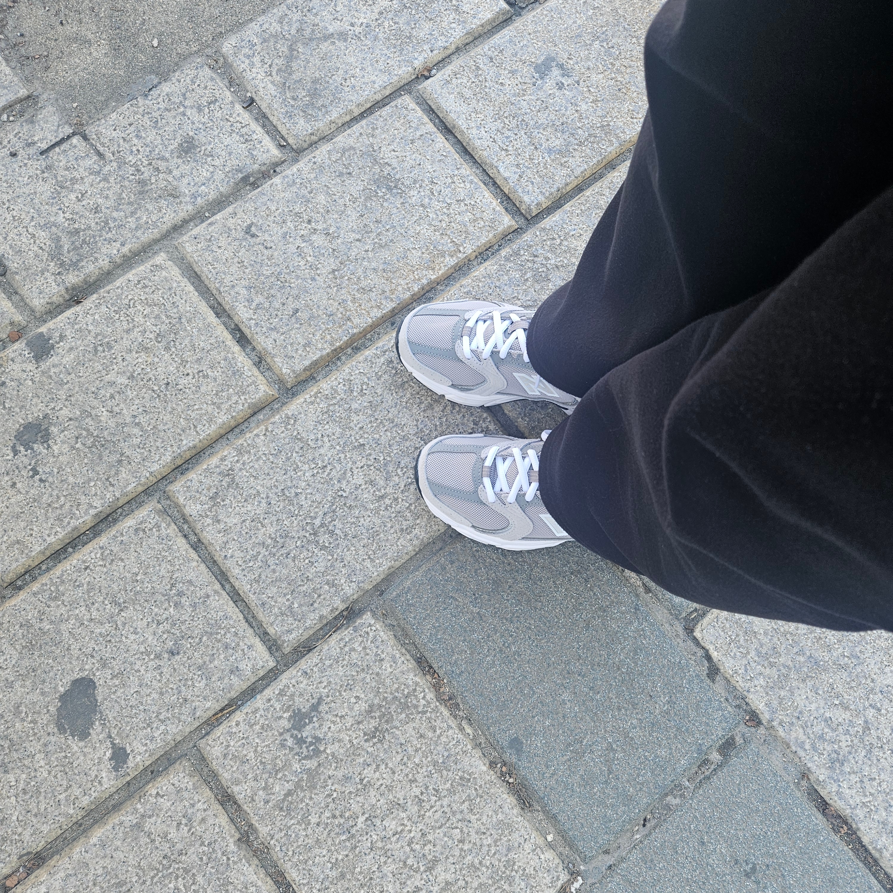 New Balance 530 Grey 착용 스타일 - 1