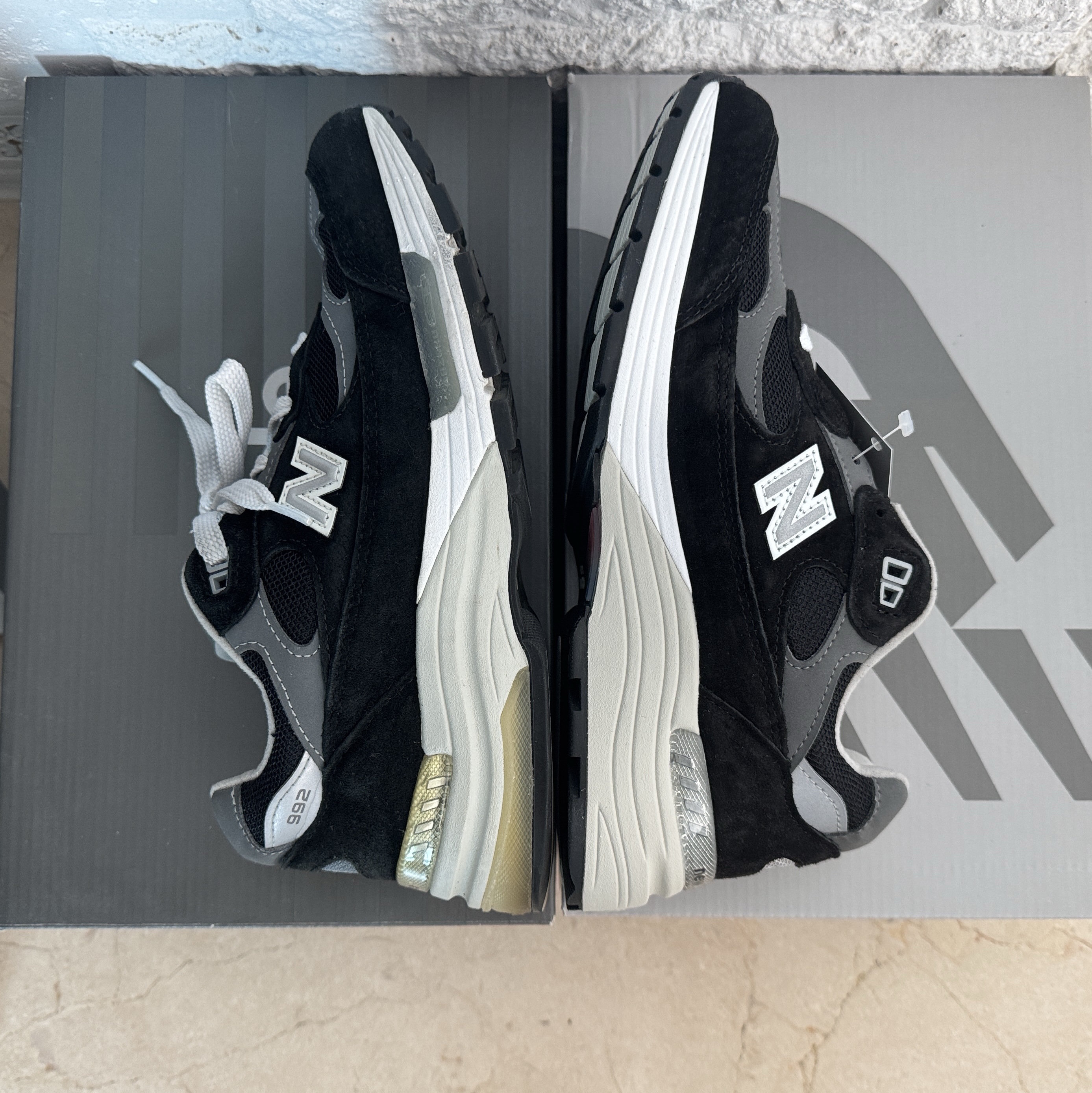 New Balance 992 Made in USA Black Grey, New Balance 992 Made in USA Core Black Grey 착용 스타일 - 3