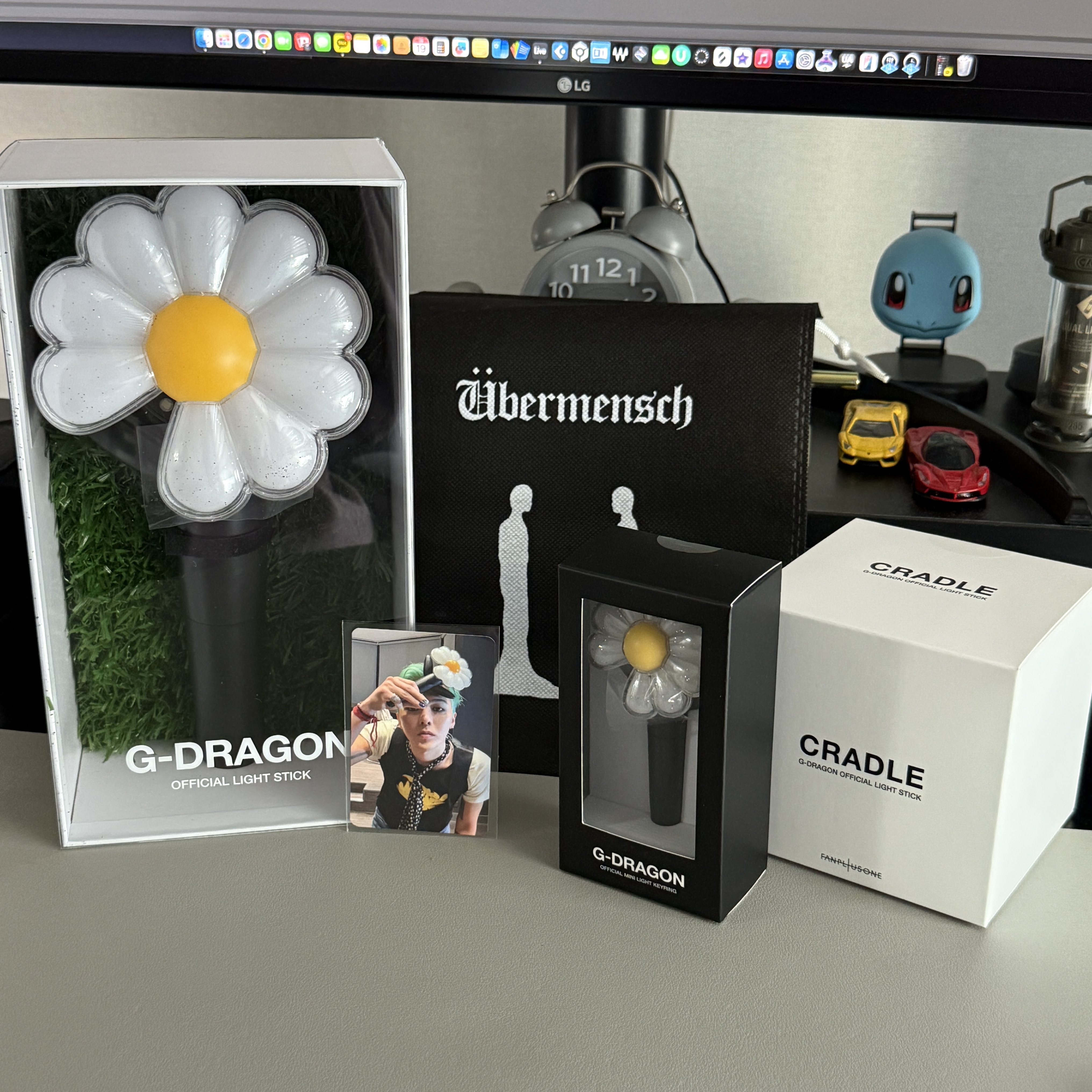 Monamhee x Peaceminusone Daihee Plush Keyring, G-DRAGON Ubermensch Official Mini Light Keyring 착용 스타일 - 4
