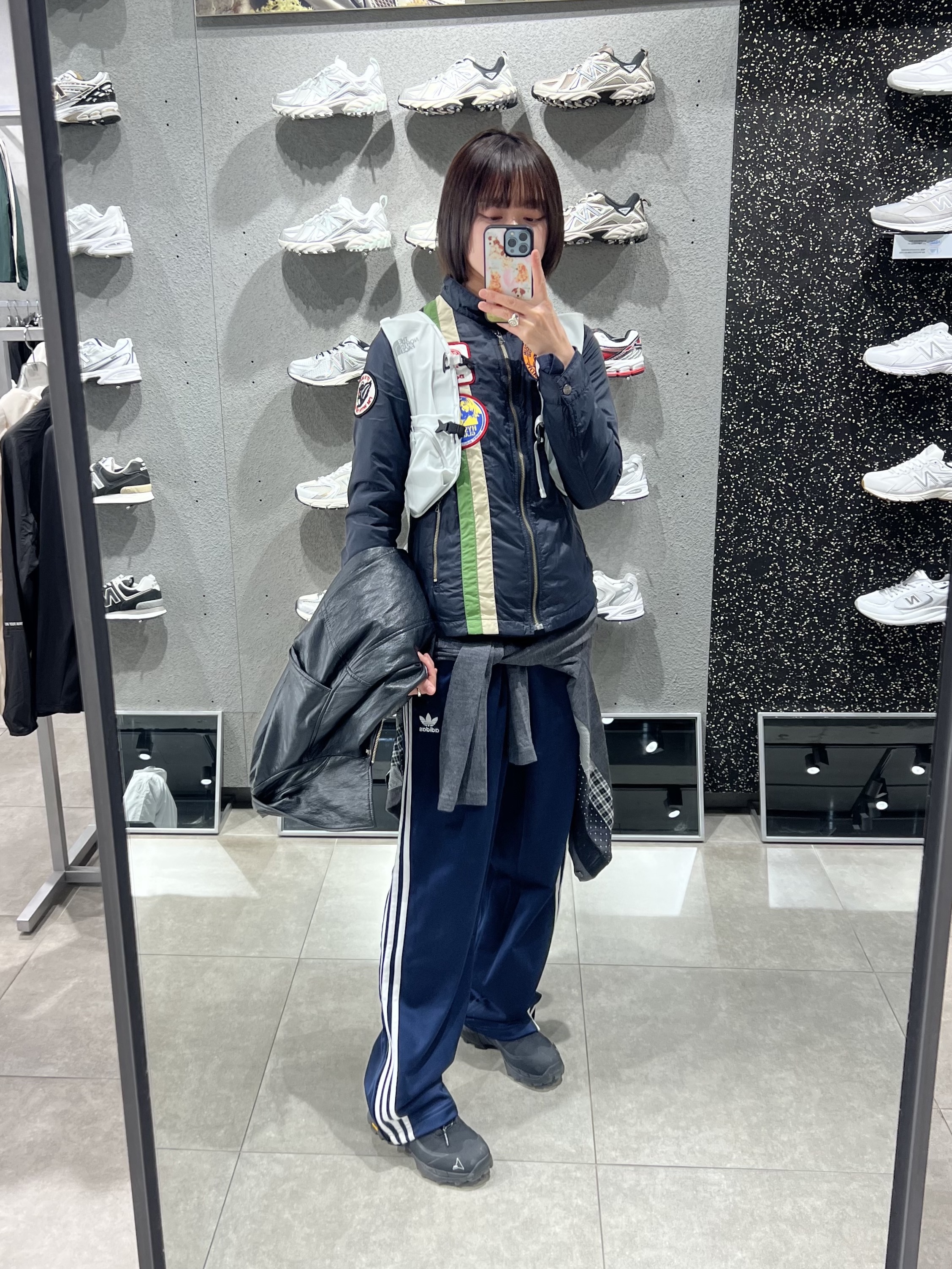 로아 하이킹 카타리나 블랙, 아디다스 아디컬러 클래식 파이어버드 트랙 팬츠 나이트 인디고 - KR 사이즈 착용 스타일
