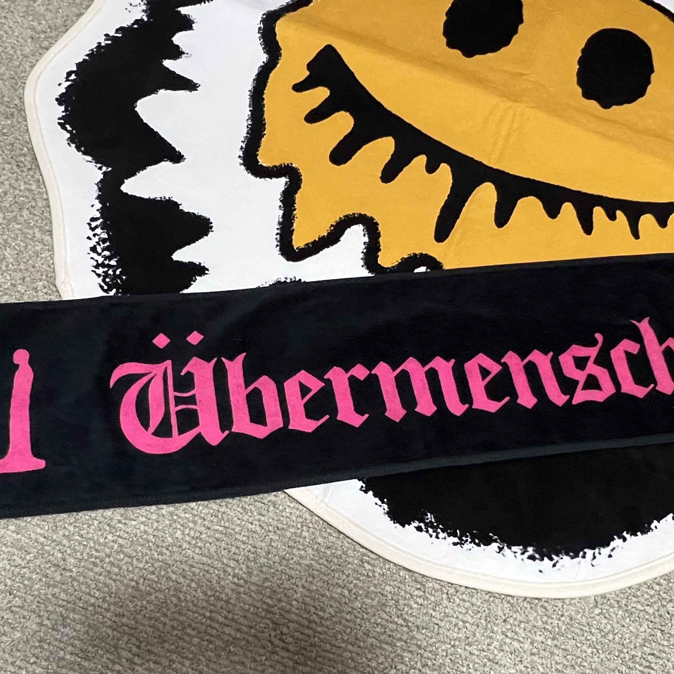 G-DRAGON Ubermensch Slogan Towel Pink 착용 스타일 - 1