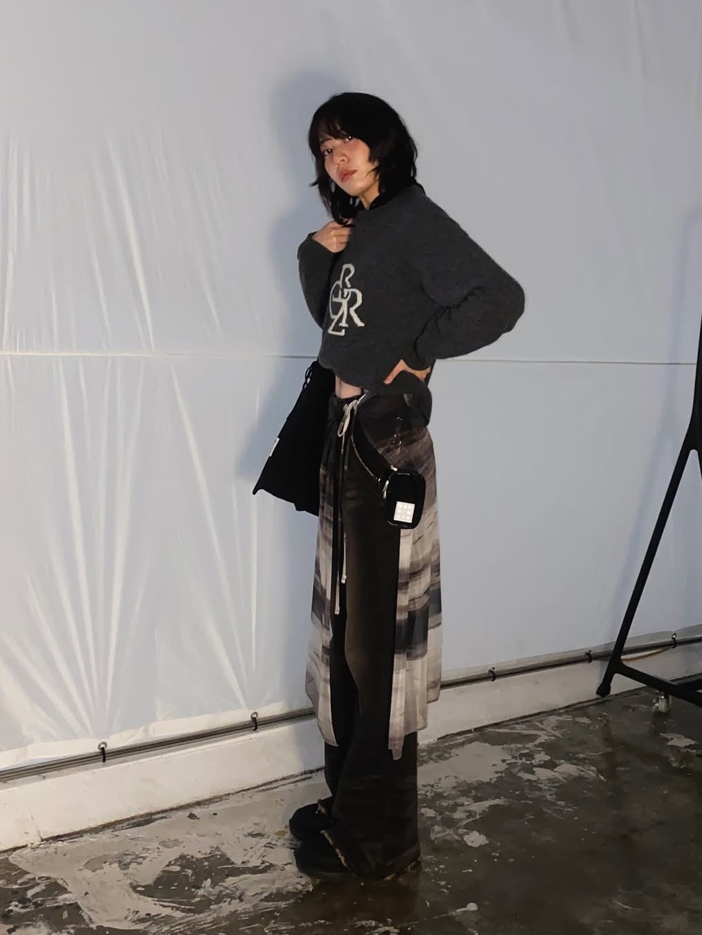 Joseph&Stacey Lucky Pleats Knit Cross Big Hello Kitty Ribbon Rich Black 착용 스타일 - 3