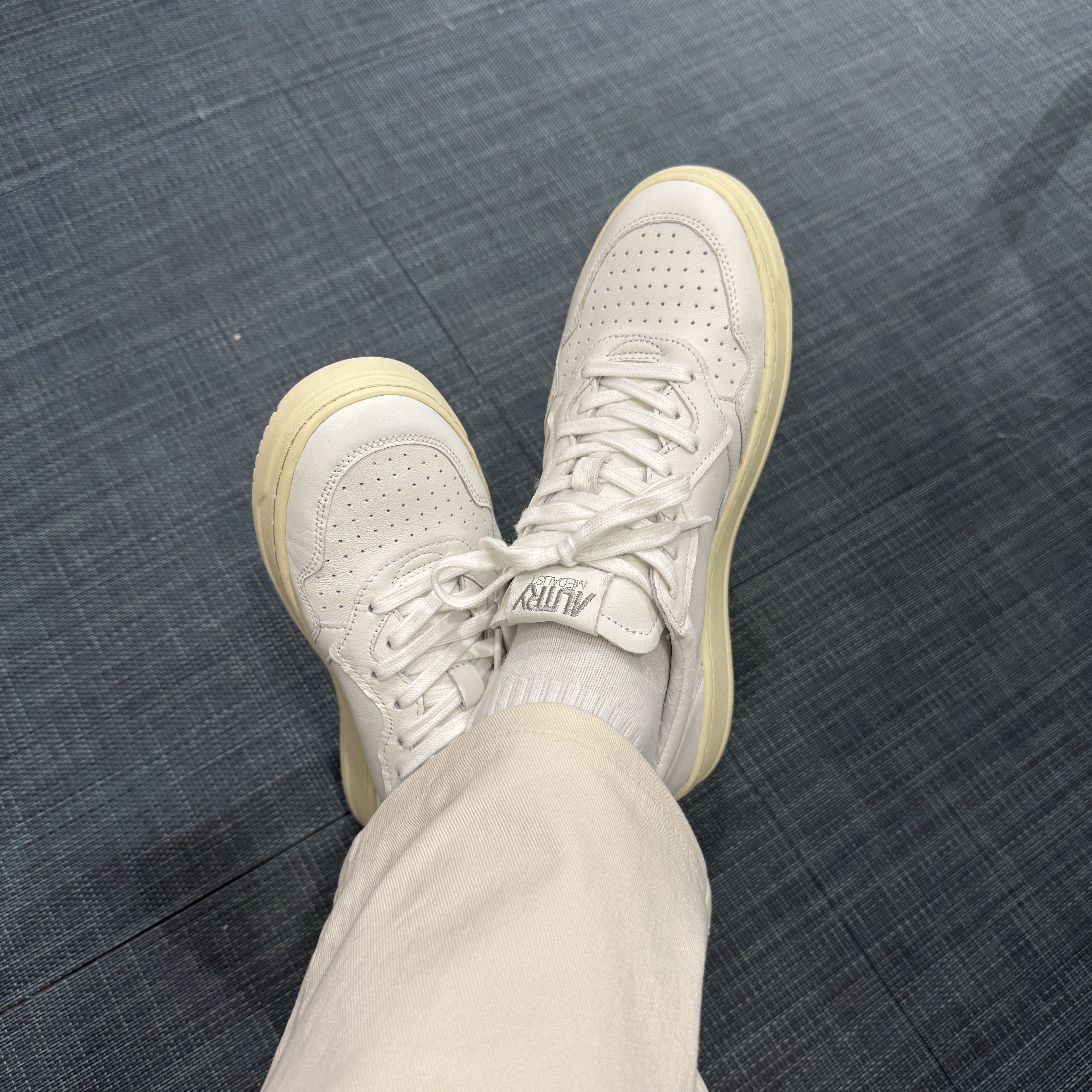 Autry Medalist Low Goatskin Sneakers White 착용 스타일 - 2