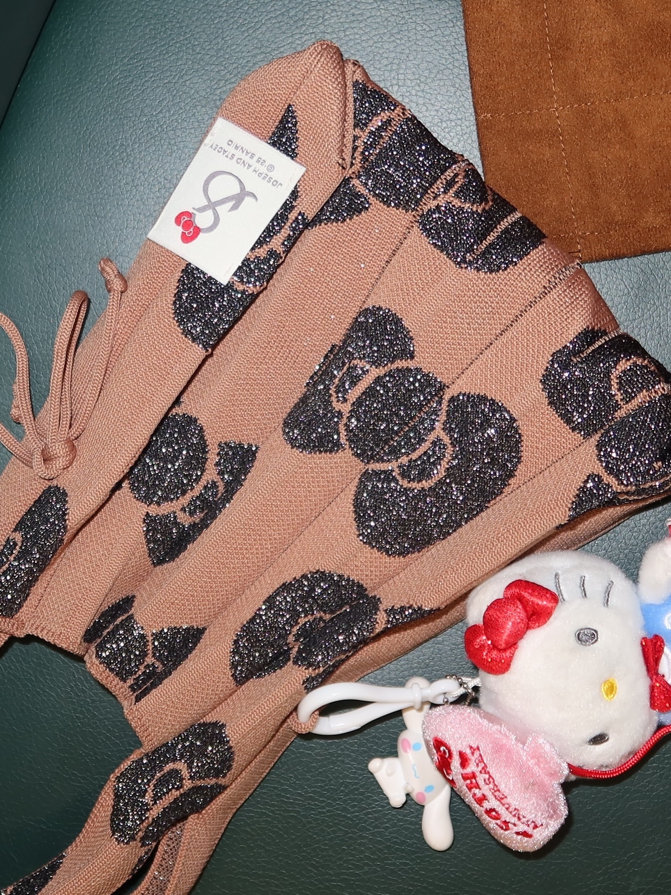 Joseph&Stacey Lucky Pleats Knit S Leopard Hello Kitty Tan Brown 착용 스타일 - 3