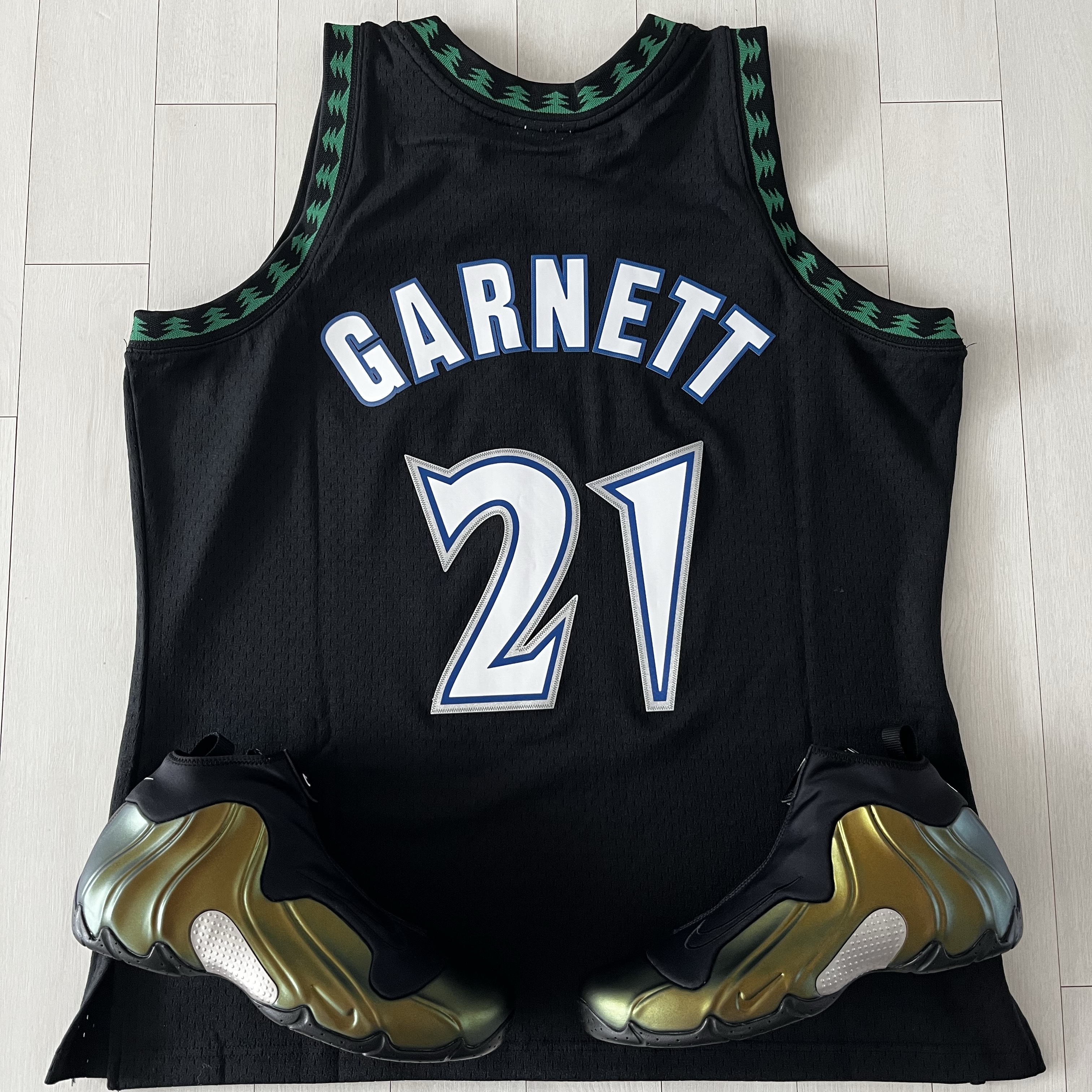 Nike Air Flightposite Black Metallic Gold 착용 스타일 - 4