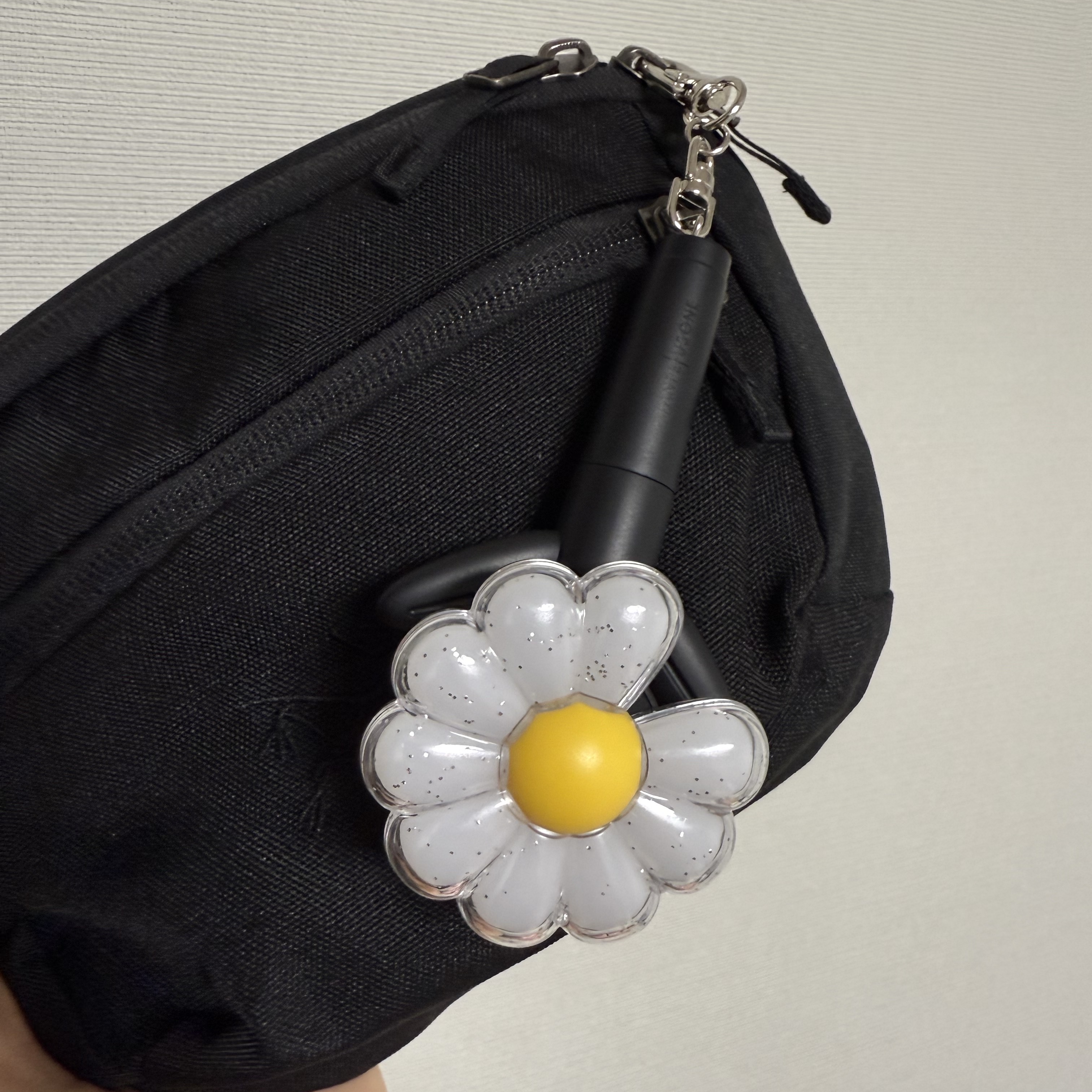 G-DRAGON Ubermensch Official Mini Light Keyring 착용 스타일 - 1