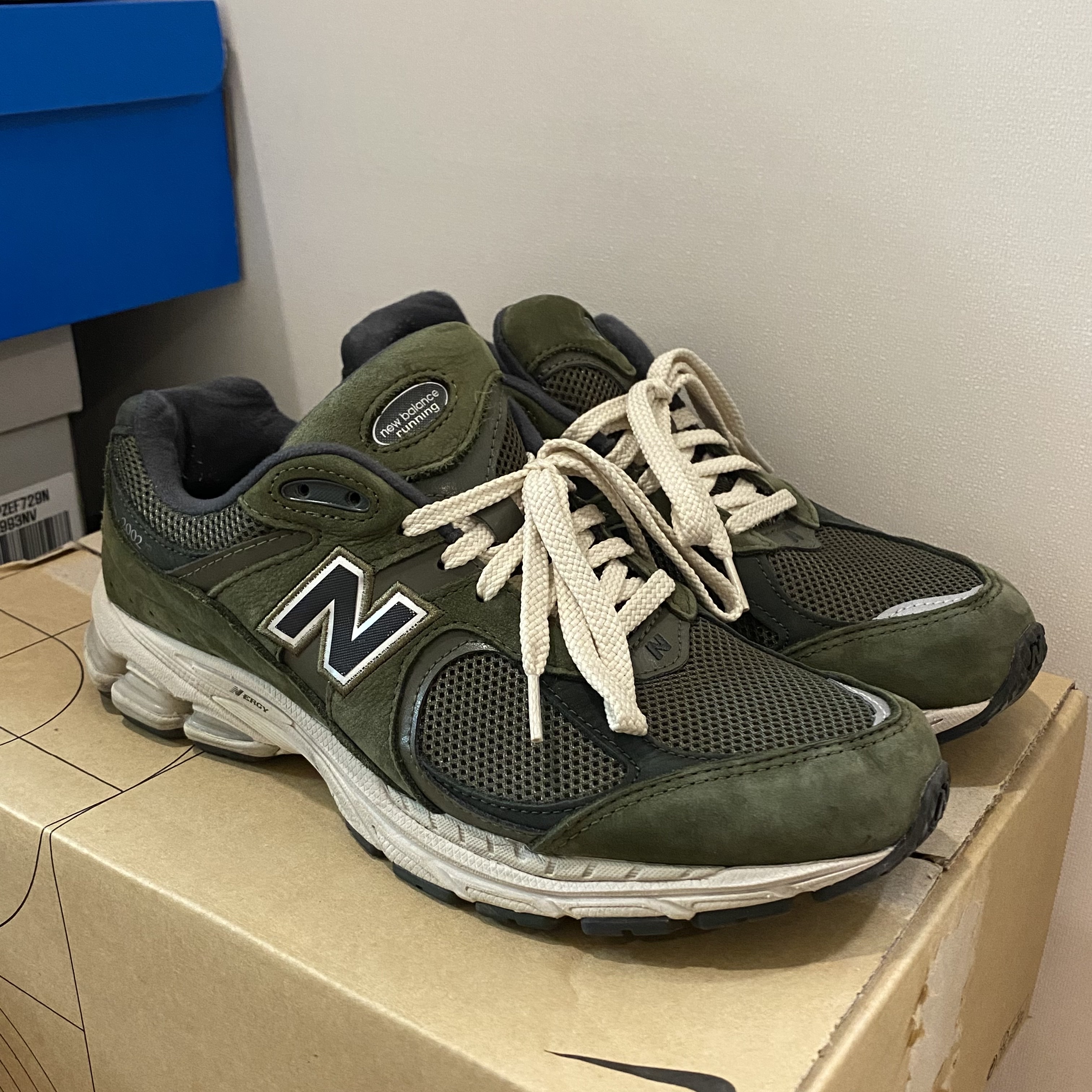 New Balance 2002R Grape Leaf 착용 스타일