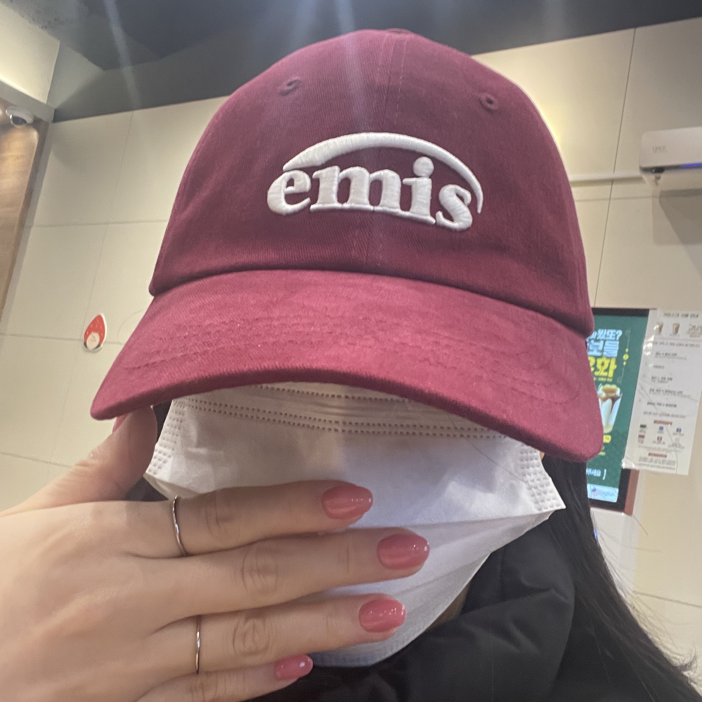 Emis New Logo Emis Cap Burgundy 착용 스타일