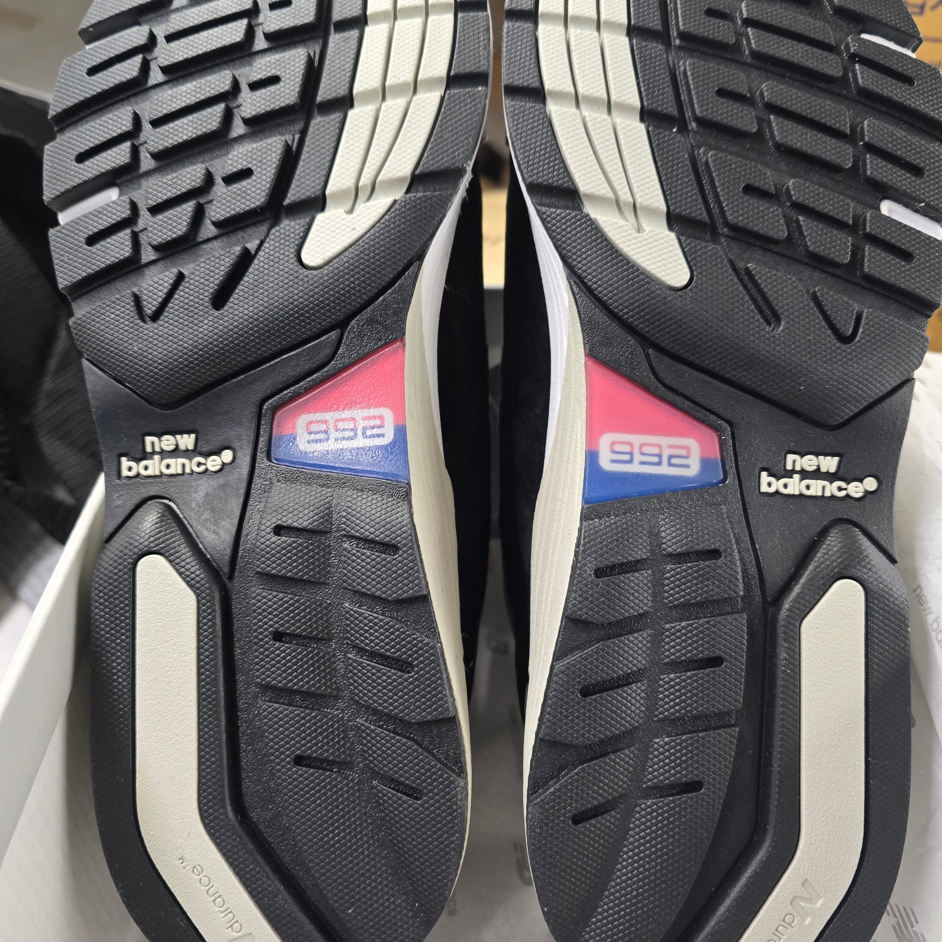 New Balance 992 Made in USA Core Black Grey 착용 스타일 - 2