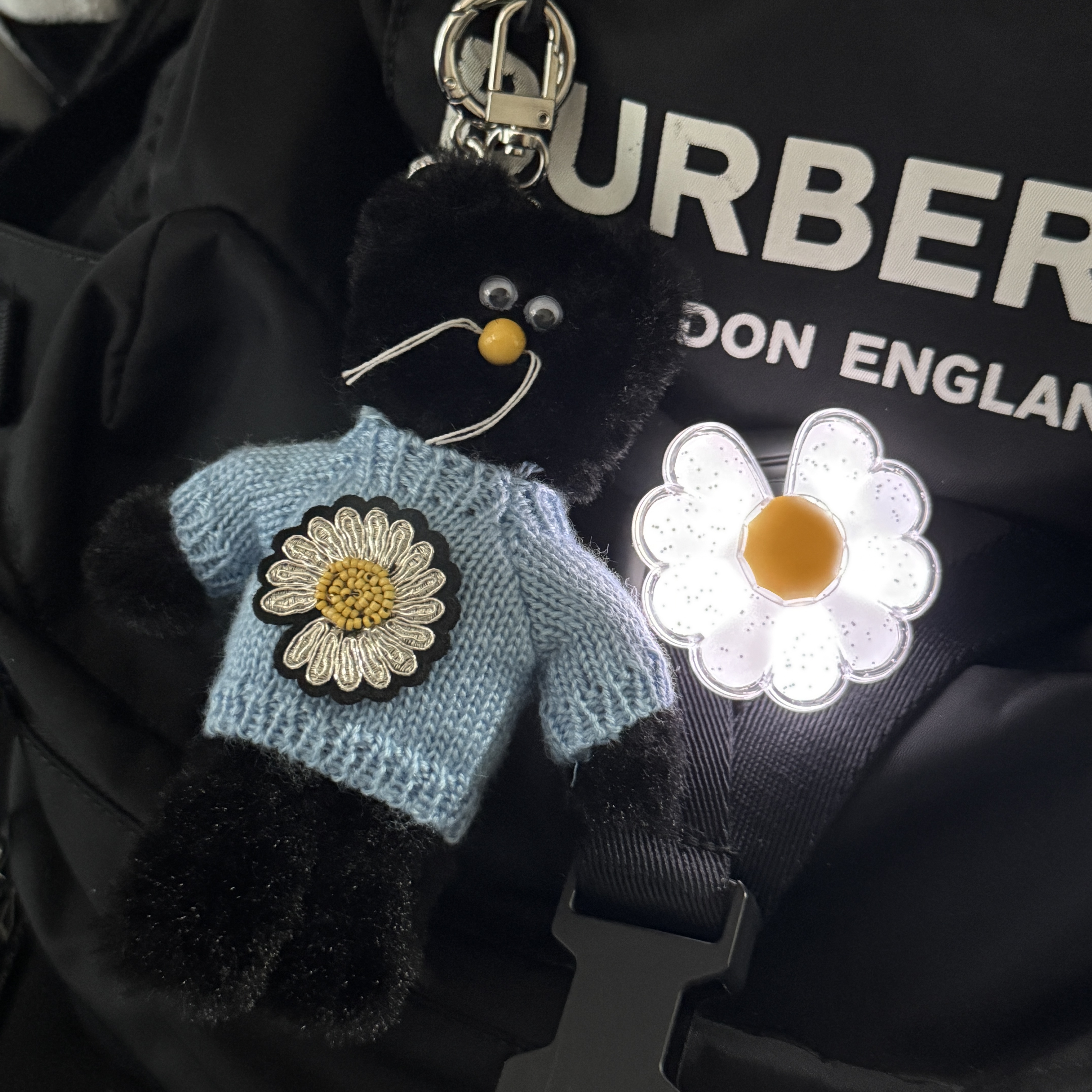 Monamhee x Peaceminusone Daihee Plush Keyring, G-DRAGON Ubermensch Official Mini Light Keyring 착용 스타일 - 3
