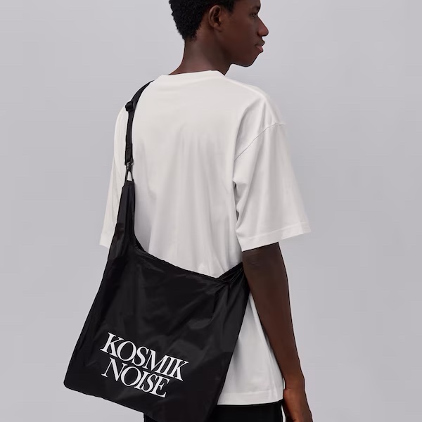 GU x Undercover Ripstop Tote Bag Black 착용 스타일 - 1