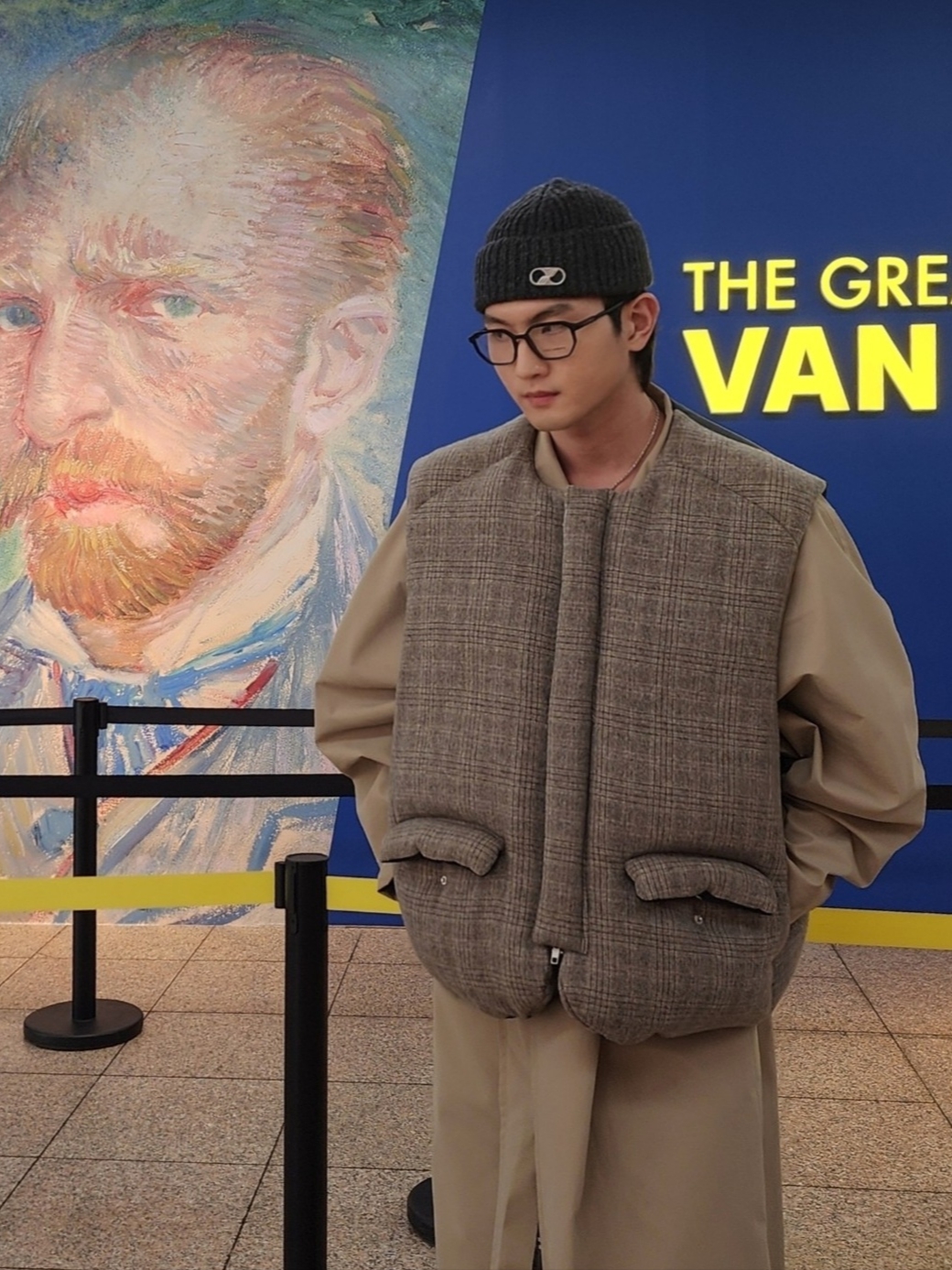 STU Hook Dolman Coat Beige with Name Tag 착용 스타일